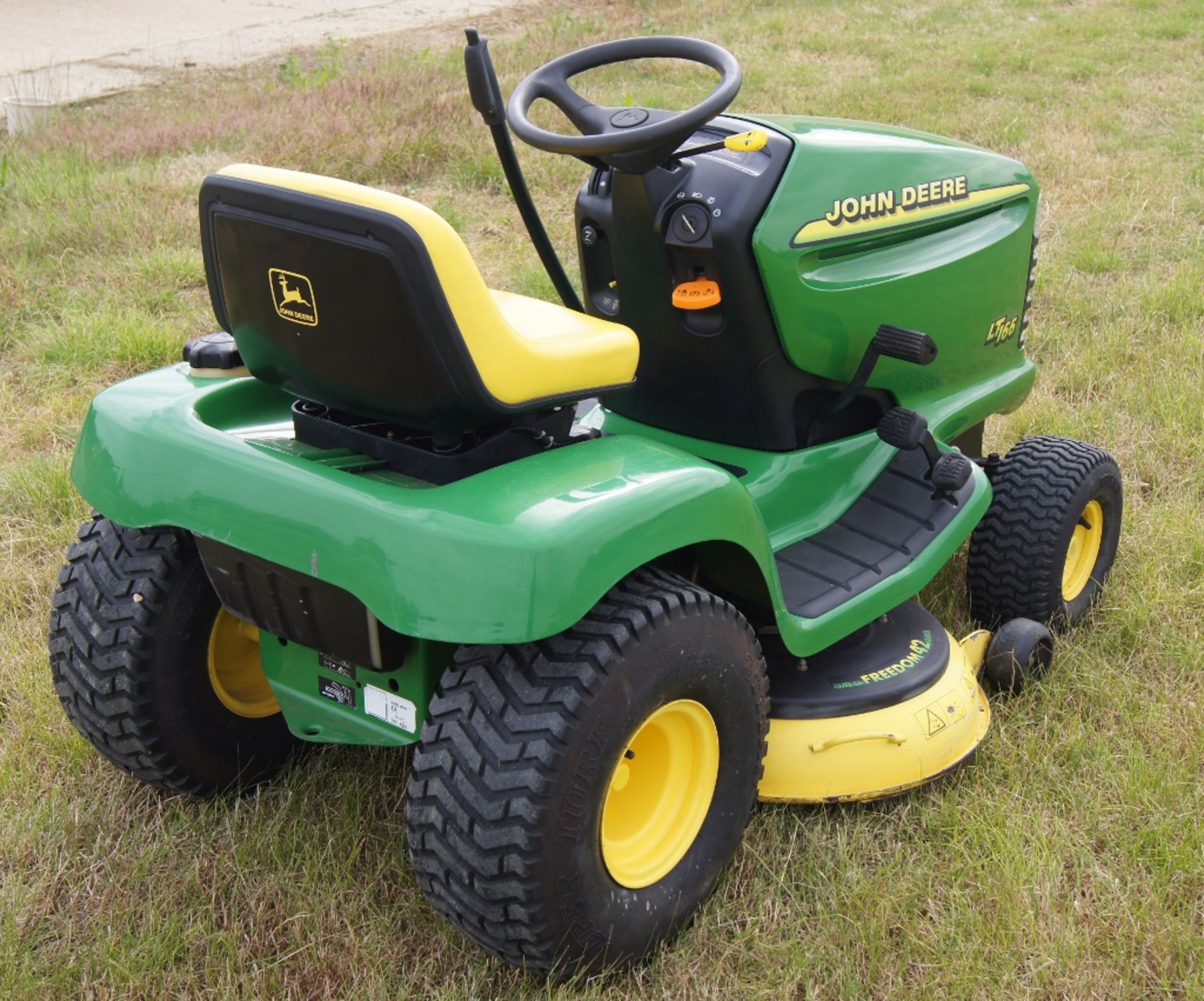 John Deere LT166 ride on mower with 42” mulch deck - Image 8 of 8