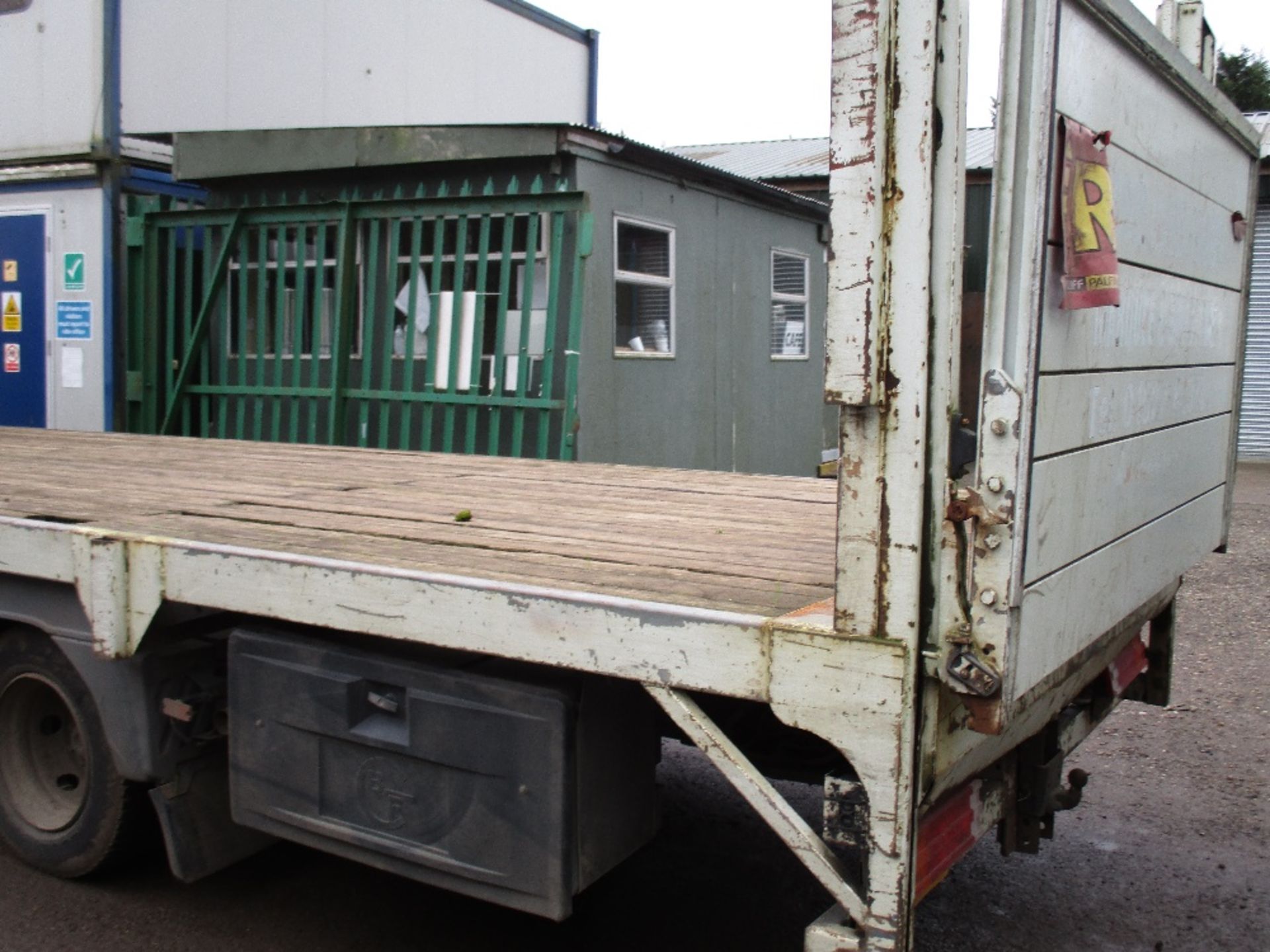 Mercedes 7.5tonne flat bed lorry with tail lift 25ft body - Image 5 of 17