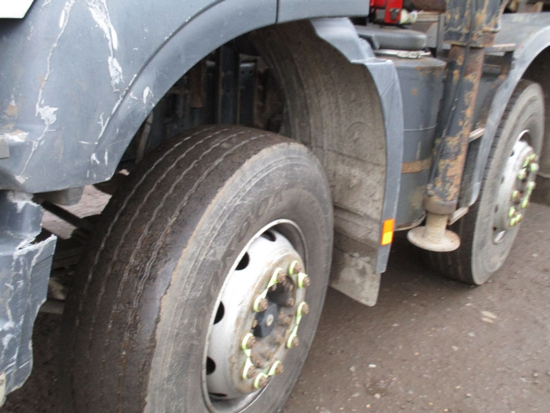 IVECO EUROTRAKER 8X4 TIPPER GRAB LORRY WITH HMF 1144 CRANE - Image 17 of 24