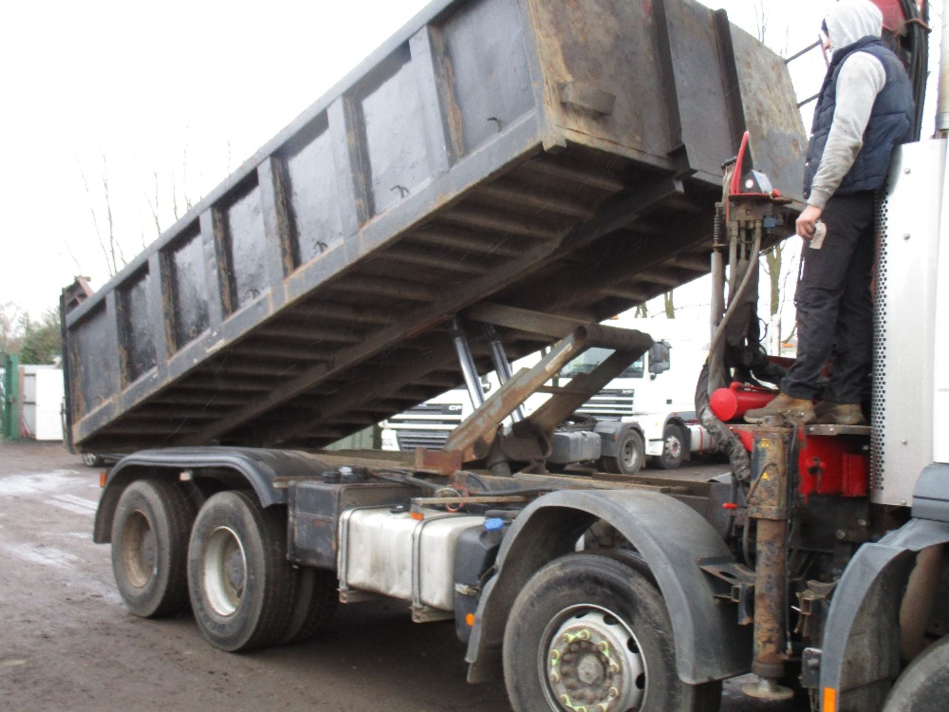 IVECO EUROTRAKER 8X4 TIPPER GRAB LORRY WITH HMF 1144 CRANE - Image 7 of 24