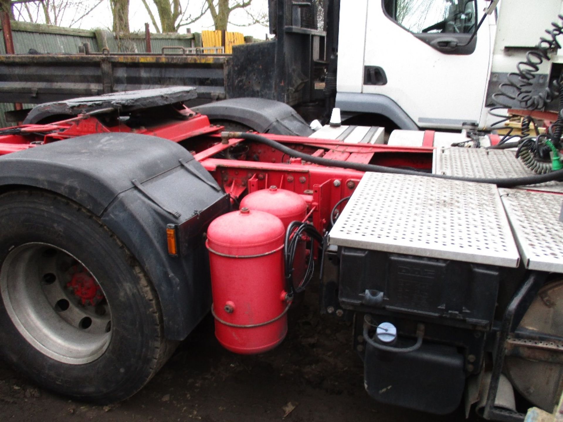 DAF XF105.460 6x2 tractor unit rear lift axle sleeper cab. - Image 6 of 13