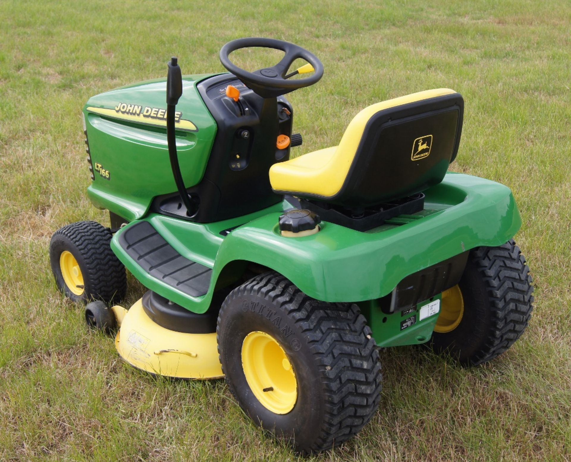 John Deere LT166 ride on mower with 42” mulch deck - Image 6 of 8