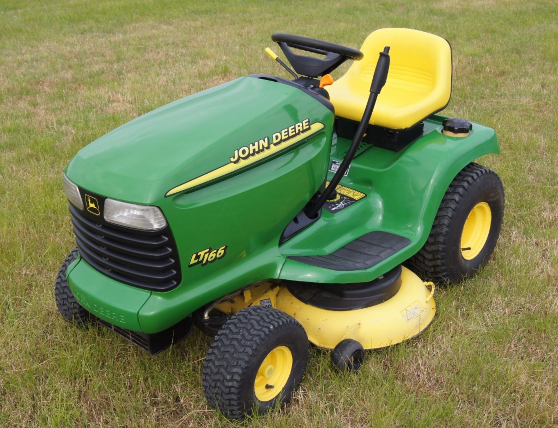 John Deere LT166 ride on mower with 42” mulch deck - Image 3 of 8