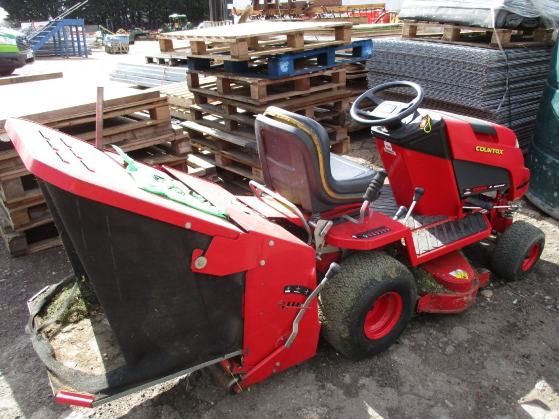 Countax C300M 6 speed garden tractor mower with collector - Image 2 of 7