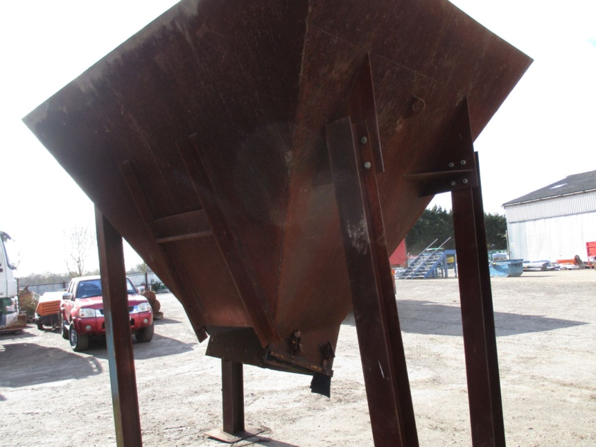 Bulk aggregate/feed bin on legs - Image 7 of 7