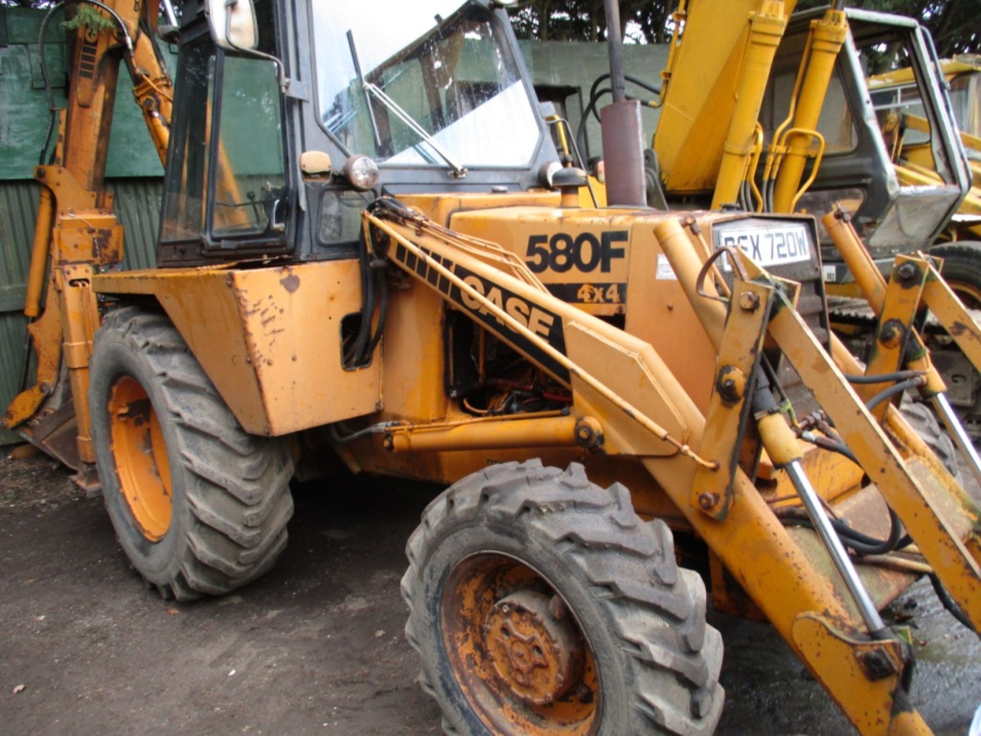 CASE 580F 4WD BACKHOE DIGGER LOADER WITH EXTENDING BACKHOE - Image 2 of 9