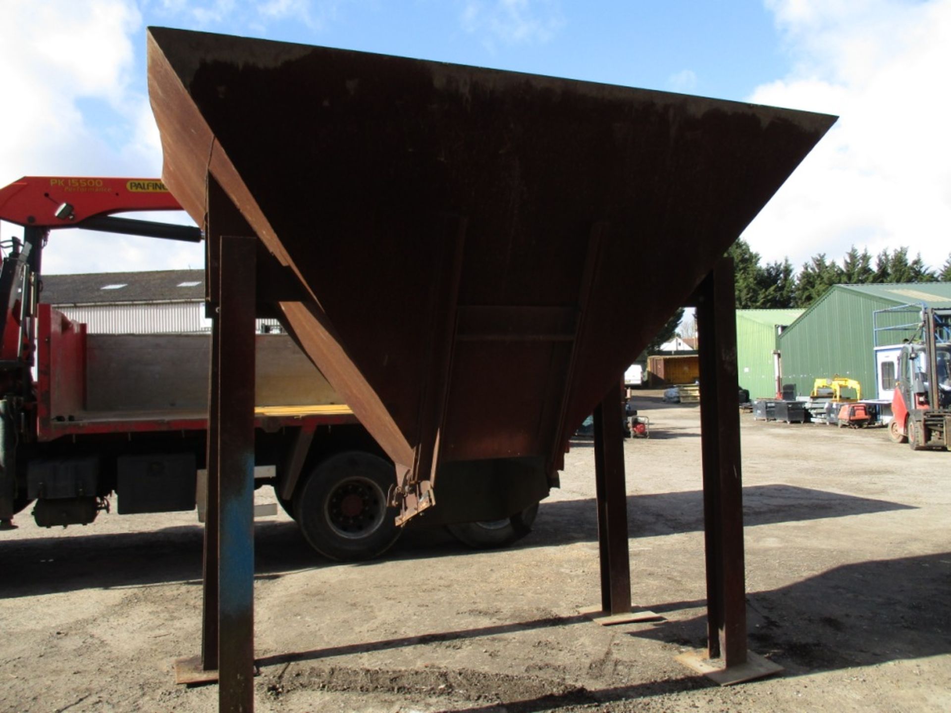 Bulk aggregate/feed bin on legs