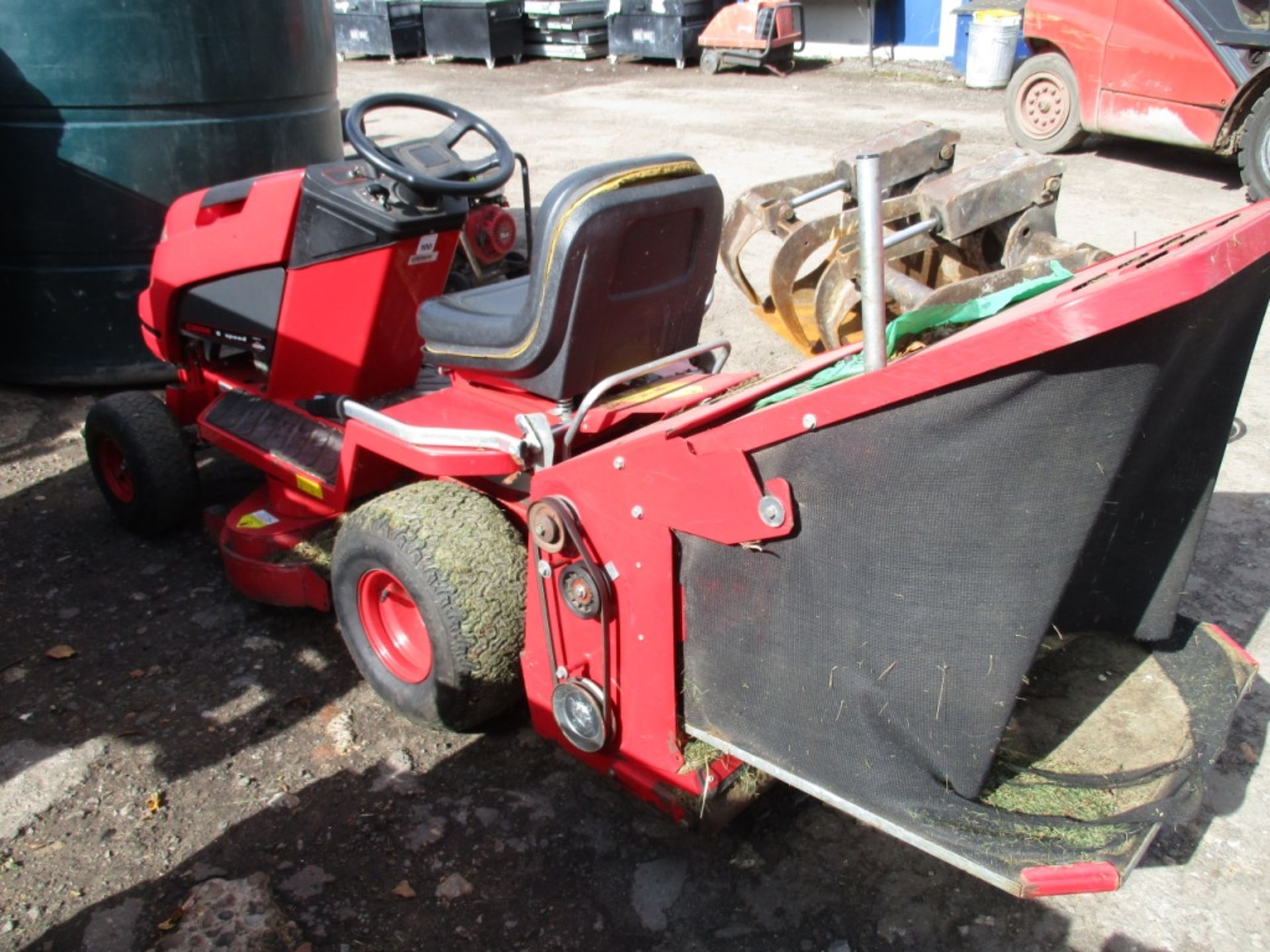 Countax C300M 6 speed garden tractor mower with collector - Image 4 of 7