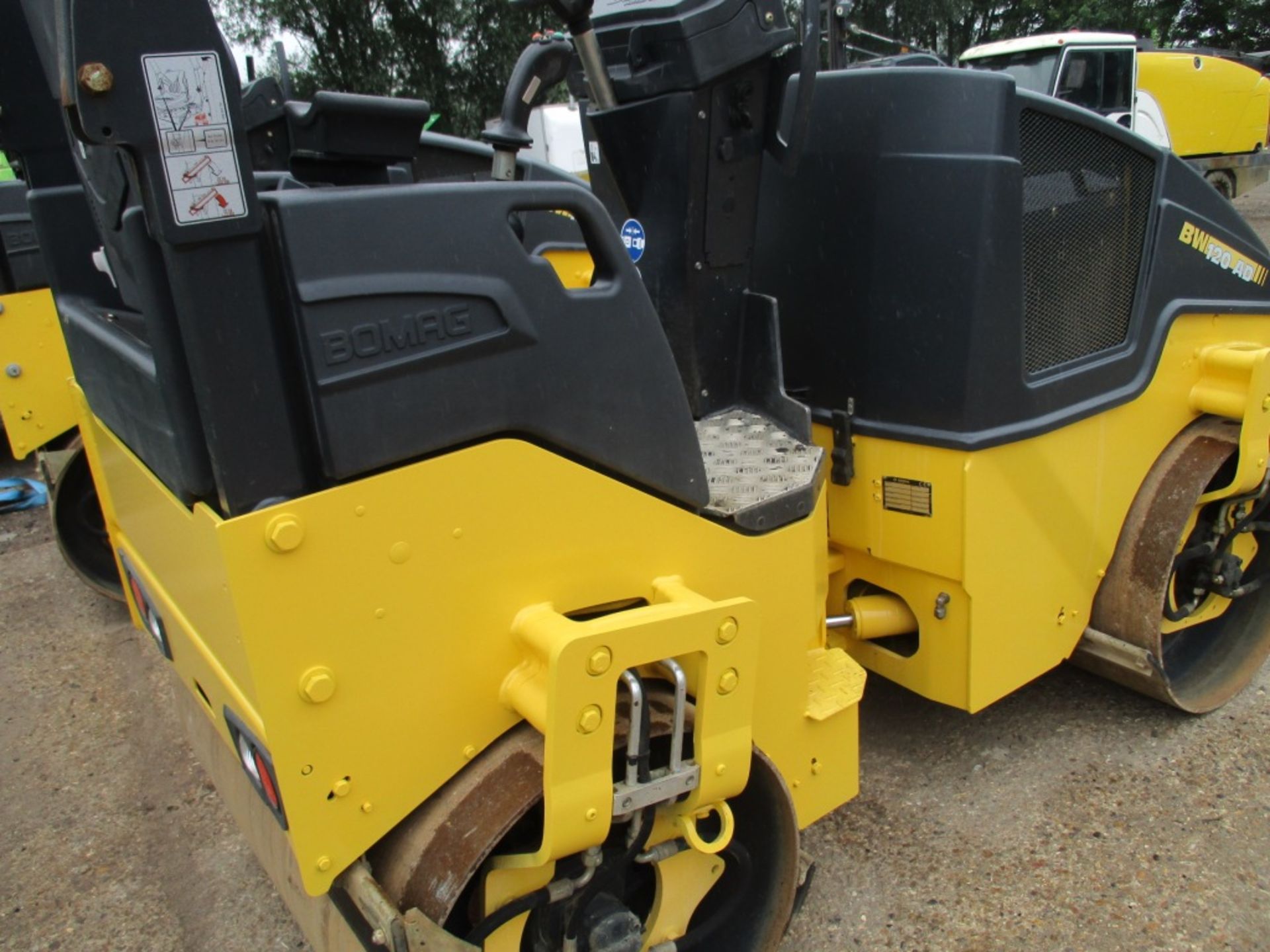 BOMAG BW120AD-5 DOUBLE DRUM ROLLER YEAR 2013 BUILD - Image 3 of 8