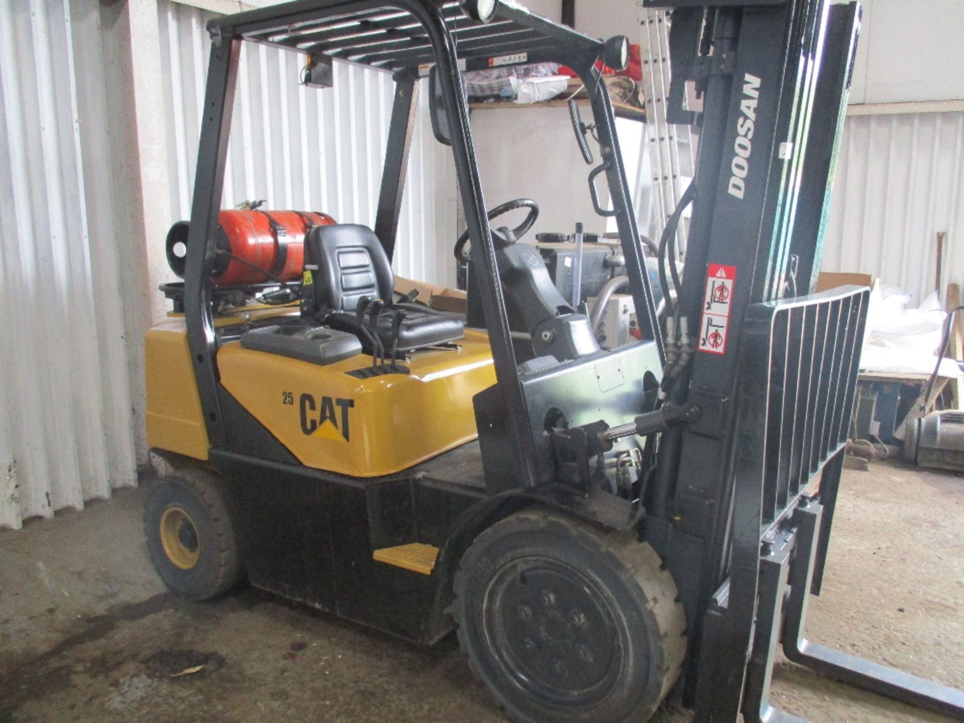 CAT/DOOSAN 2.5TONNE GAS FORKLIFT YEAR 2007