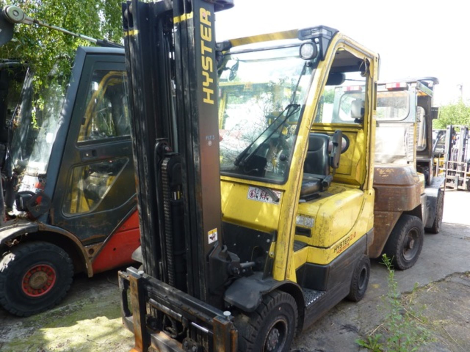 hyster h2.0ft 2 ton gas forklift truck, yr 2010, container spec mast - Image 2 of 3