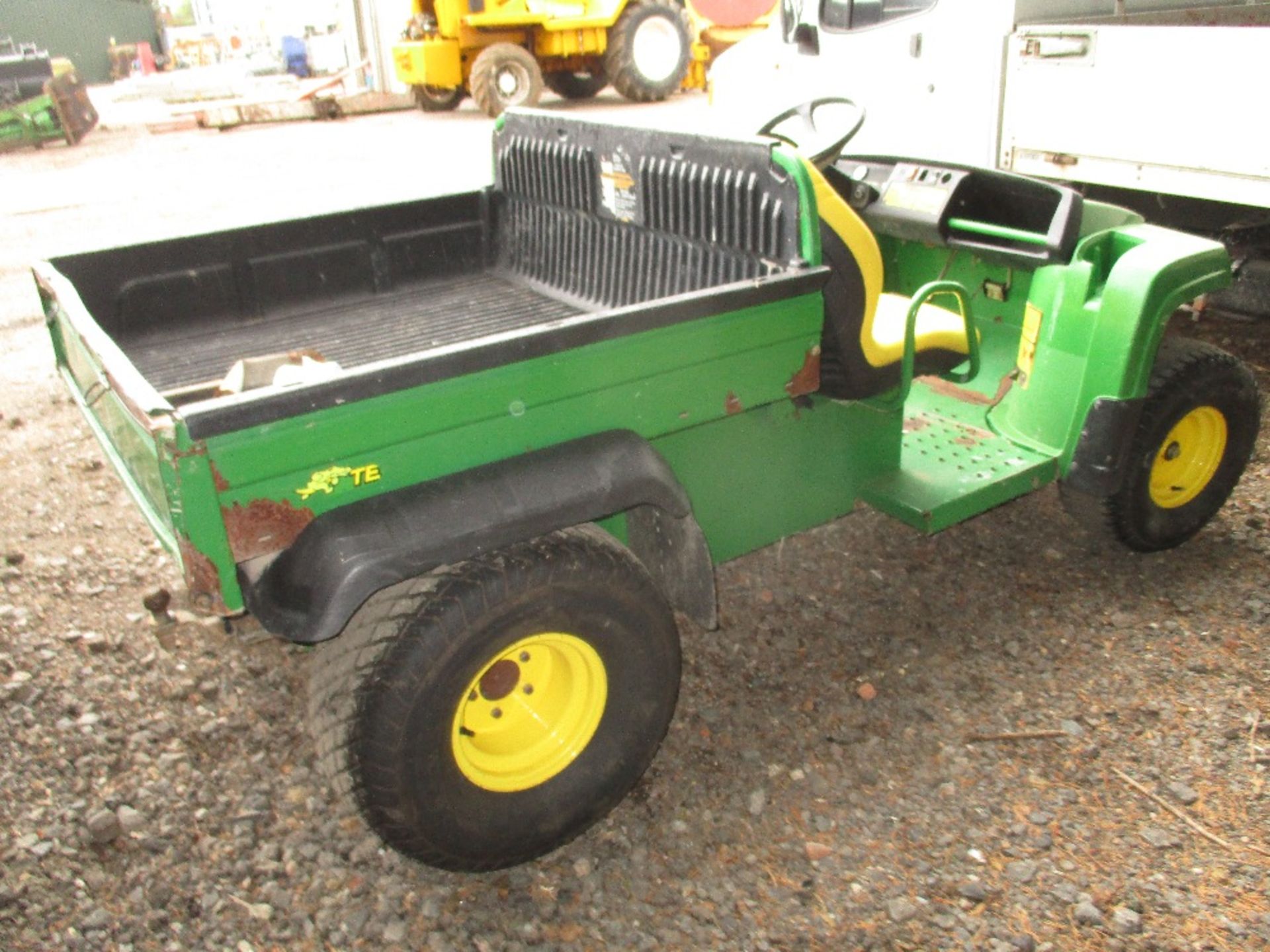 John Deere electric powered utility vehicle with electric tip. - Image 3 of 3