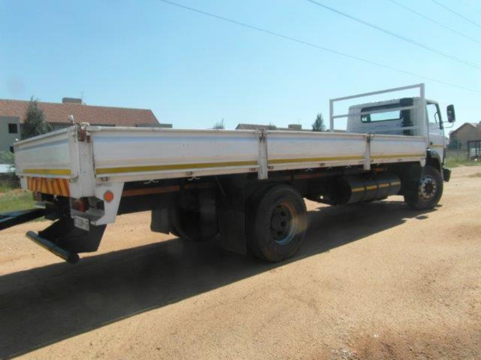 DT31DMGP Tata 1518c Dropside Truck (Vin No: MAT450022A2R00459 )(184530 kms )(Windscreen Cracked) - Image 4 of 4