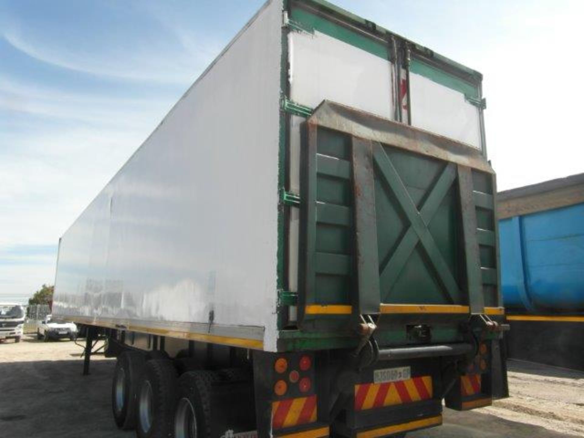 2001 MJS069GP Serco Tri Axle Refrigerator Trailer With Thermoking SL-300 Unit With Taillift (Vin No: - Image 4 of 5