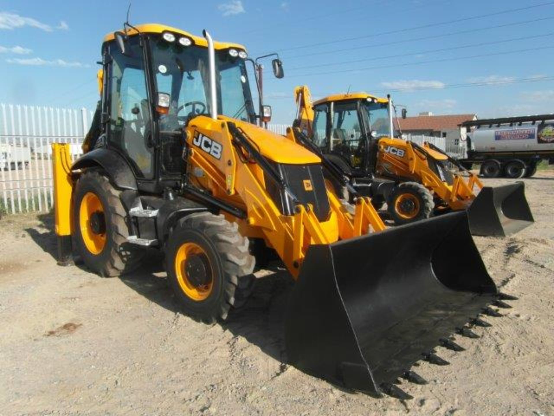 2010 NX17733 JCB 3CX4 4 x 4 TLB (Vin No:JCB3CX04C02001467)(7376 hrs ) - Image 2 of 5