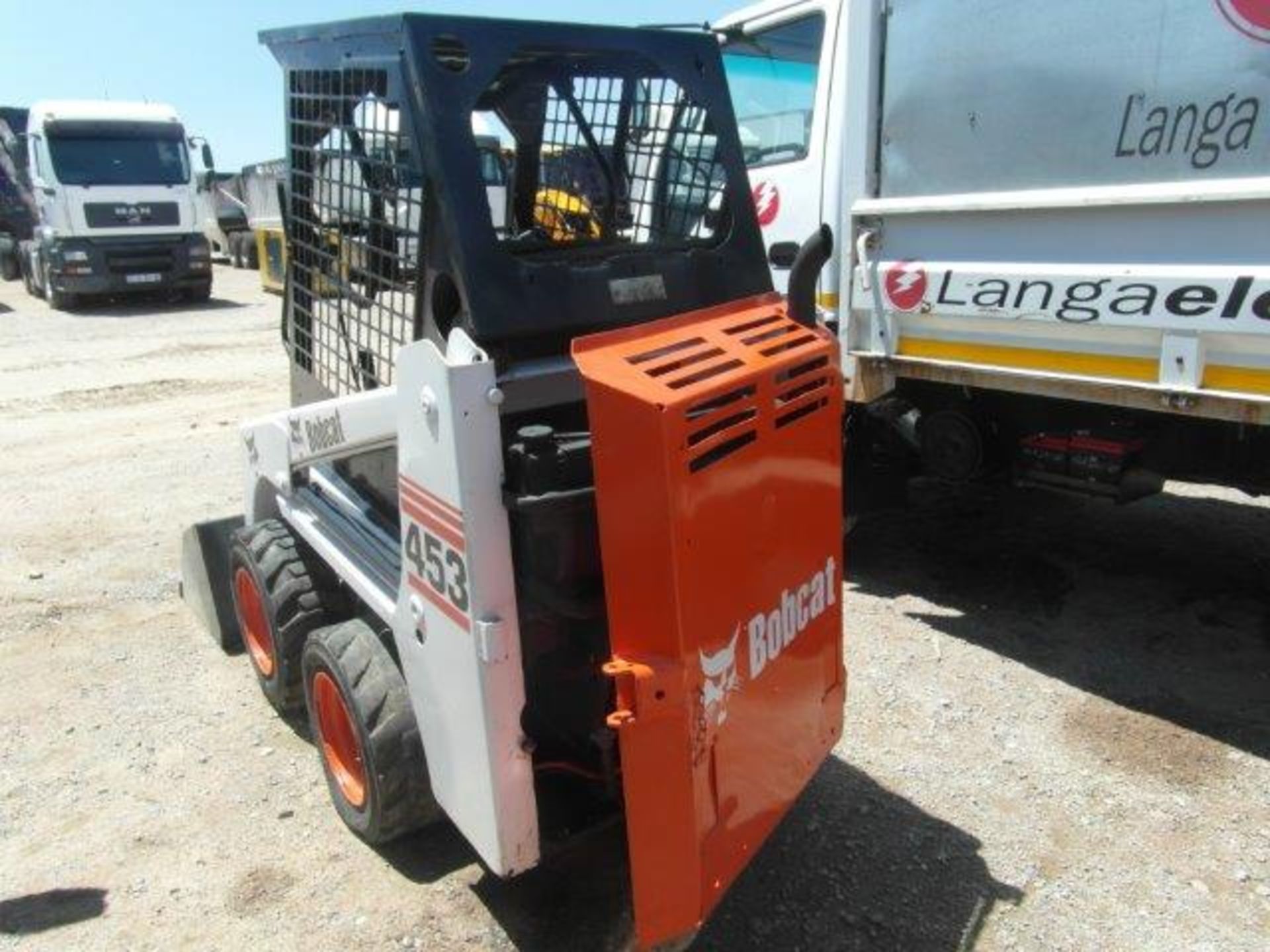 Bobcat 453 Skid Steer (S#: 515112835) (1902 hrs )(No Battery,Rear Glass Missing) - Image 3 of 5