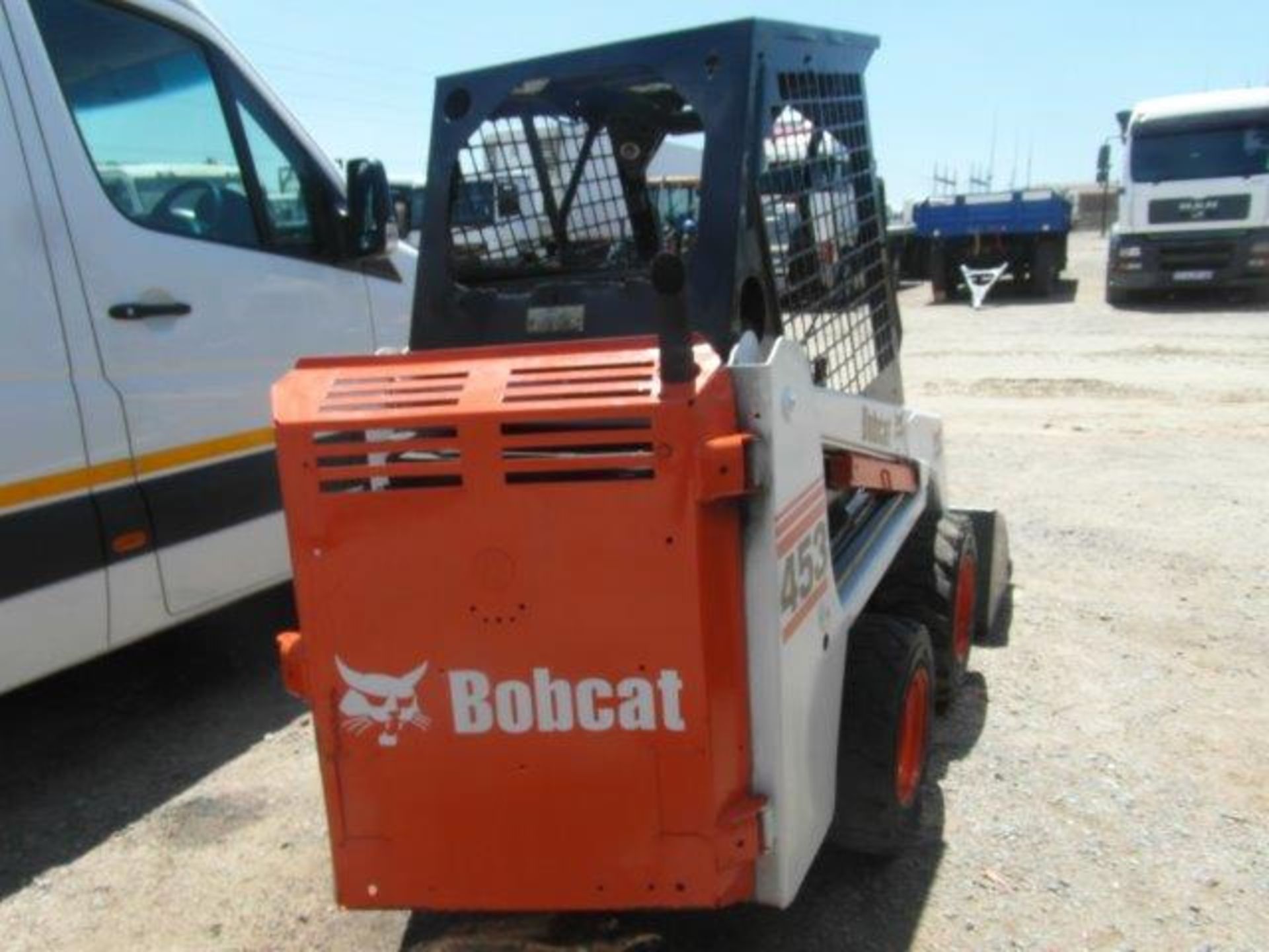 Bobcat 453 Skid Steer (S#: 515112835) (1902 hrs )(No Battery,Rear Glass Missing) - Image 4 of 5