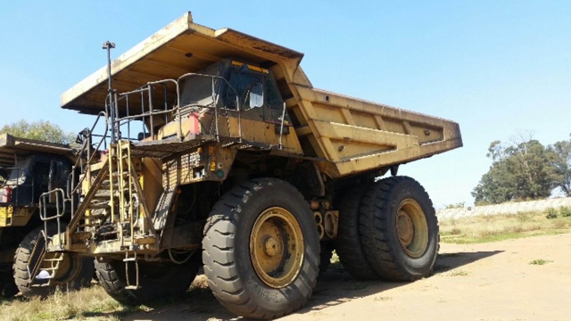 1999 CAT 777D DUMP TRUCK - SERIAL: 2GR01793 (LOCATED AT GLENCORE COAL PHOENIX YARD) - Image 2 of 6