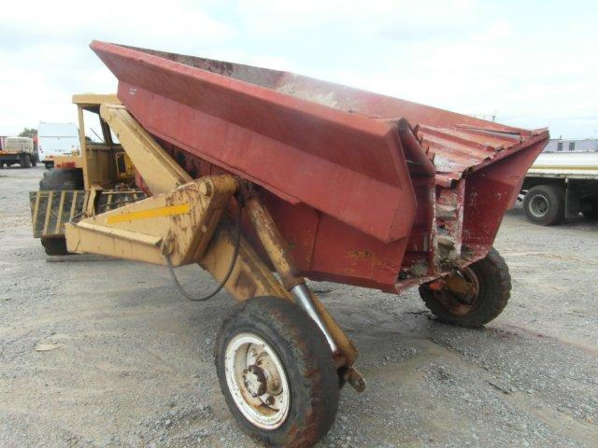 Massey Ferguson Tow Tractor With Macnay Lift Trailer With Load Bin & Water Tank (3811 hrs )(No - Image 7 of 9