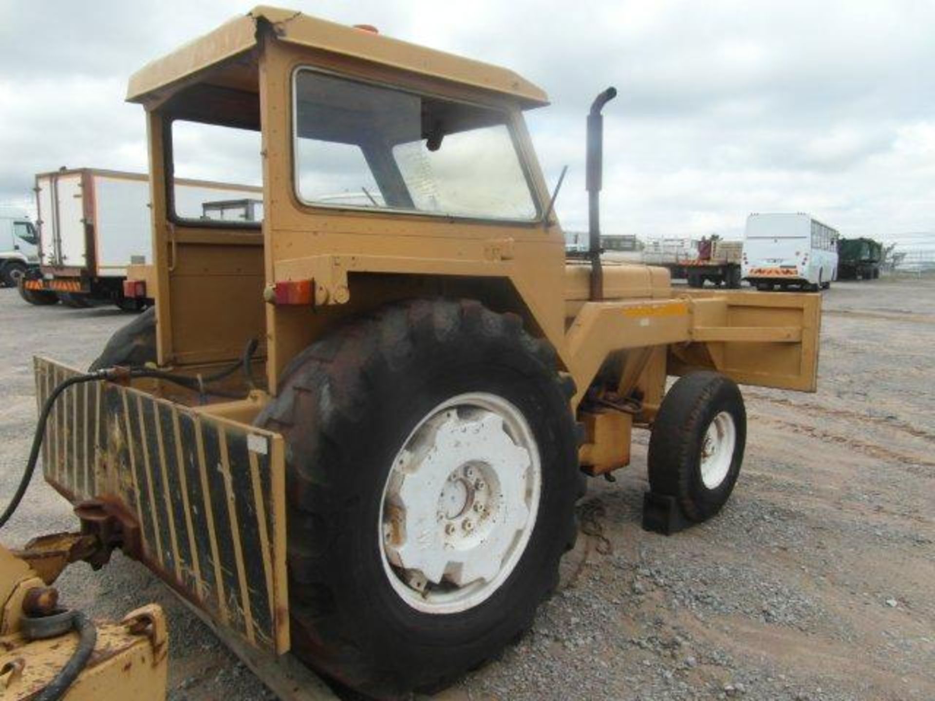 Massey Ferguson Tow Tractor With Macnay Lift Trailer With Load Bin & Water Tank (3811 hrs )(No - Image 3 of 9