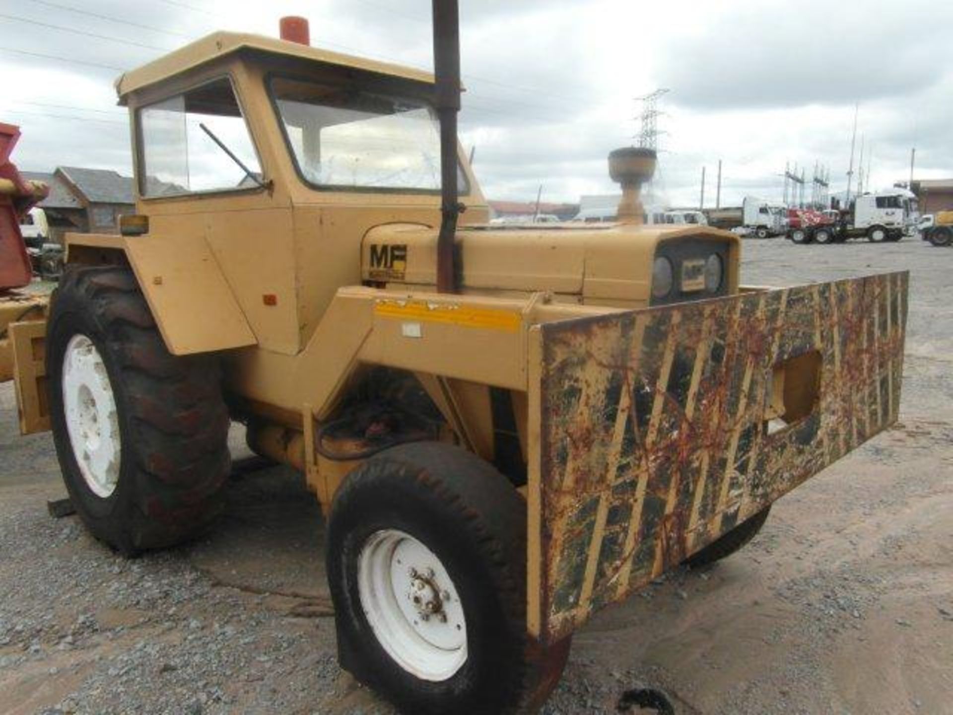 Massey Ferguson Tow Tractor With Macnay Lift Trailer With Load Bin & Water Tank (3811 hrs )(No - Image 2 of 9