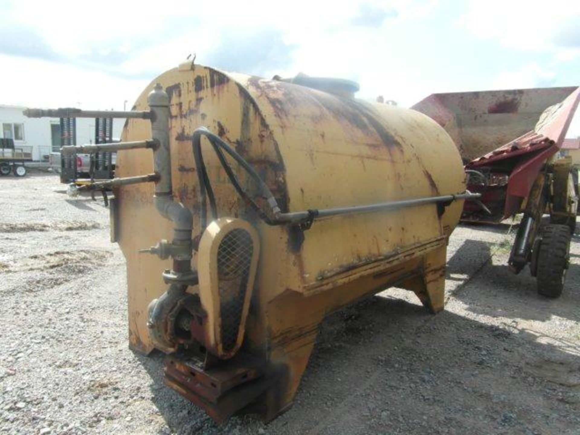 Massey Ferguson Tow Tractor With Macnay Lift Trailer With Load Bin & Water Tank (3811 hrs )(No - Image 9 of 9