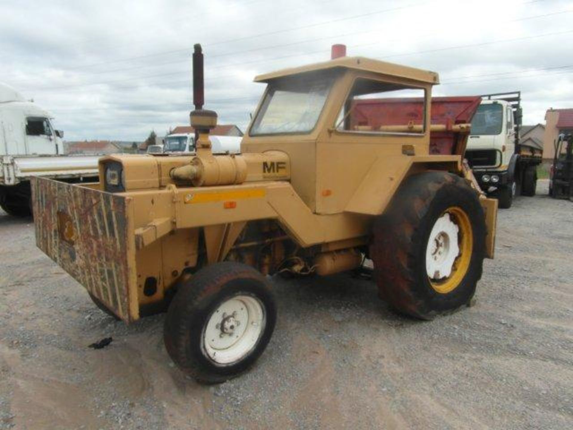 Massey Ferguson Tow Tractor With Macnay Lift Trailer With Load Bin & Water Tank (3811 hrs )(No