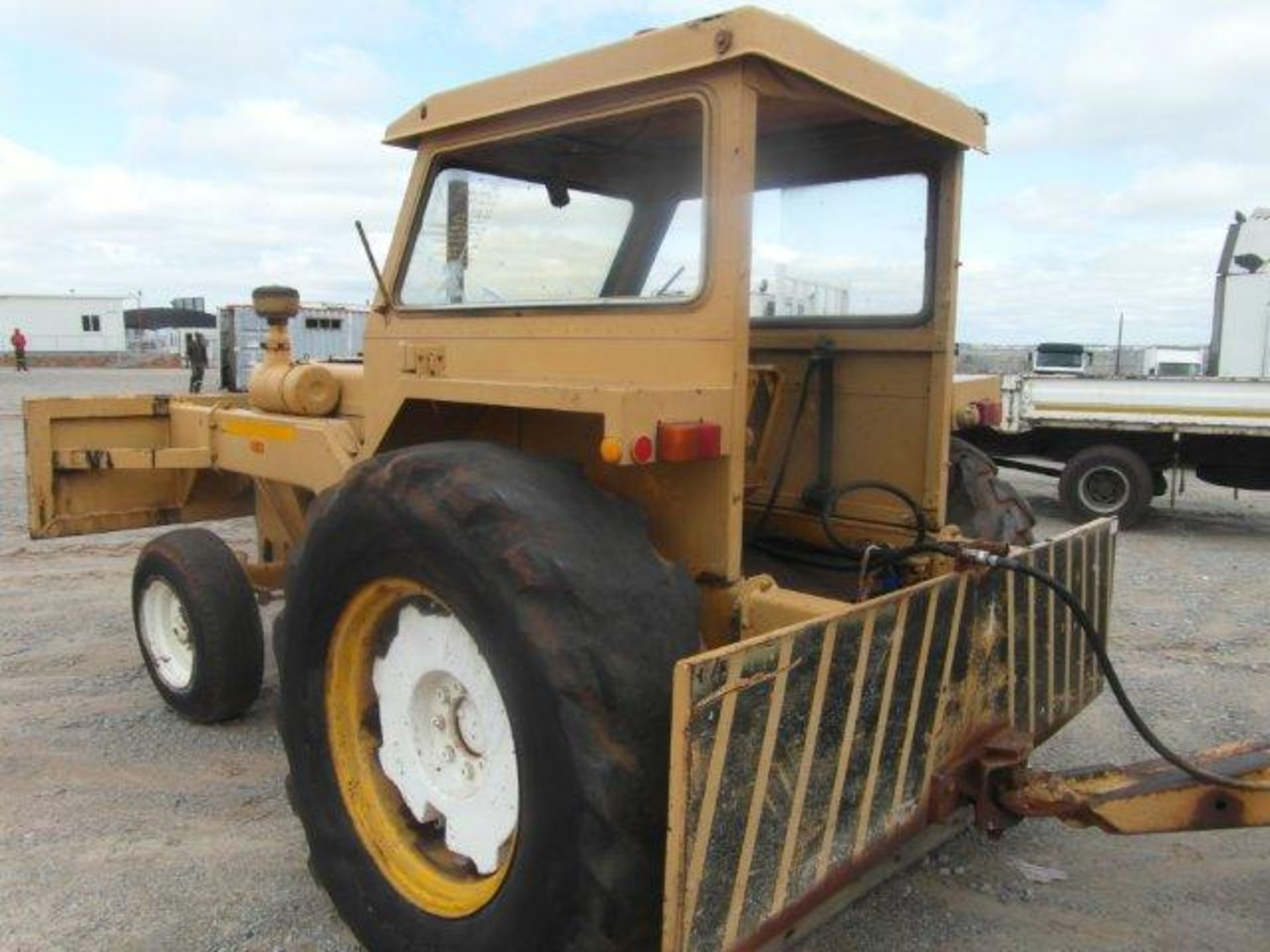 Massey Ferguson Tow Tractor With Macnay Lift Trailer With Load Bin & Water Tank (3811 hrs )(No - Image 4 of 9