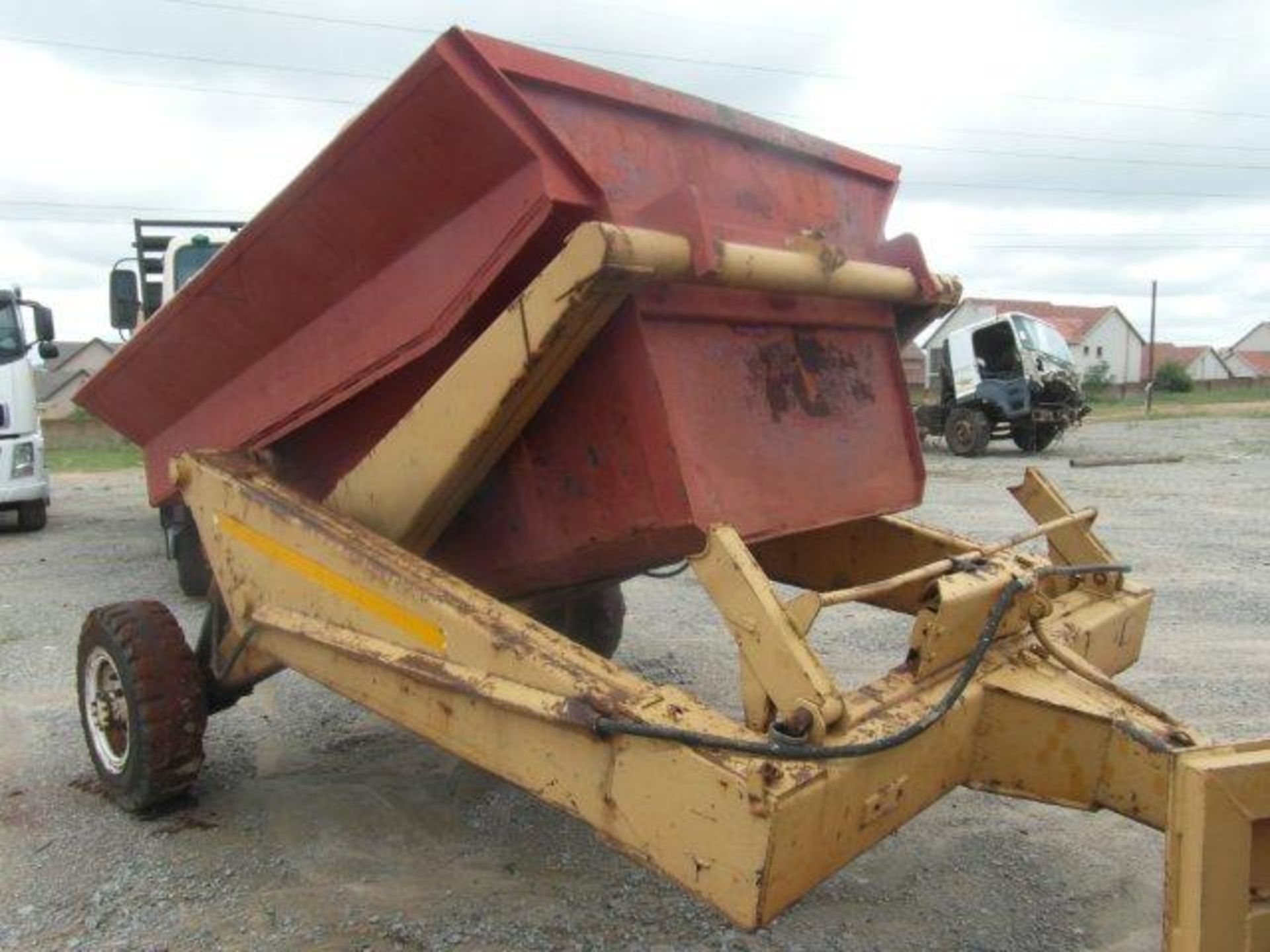 Massey Ferguson Tow Tractor With Macnay Lift Trailer With Load Bin & Water Tank (3811 hrs )(No - Image 5 of 9