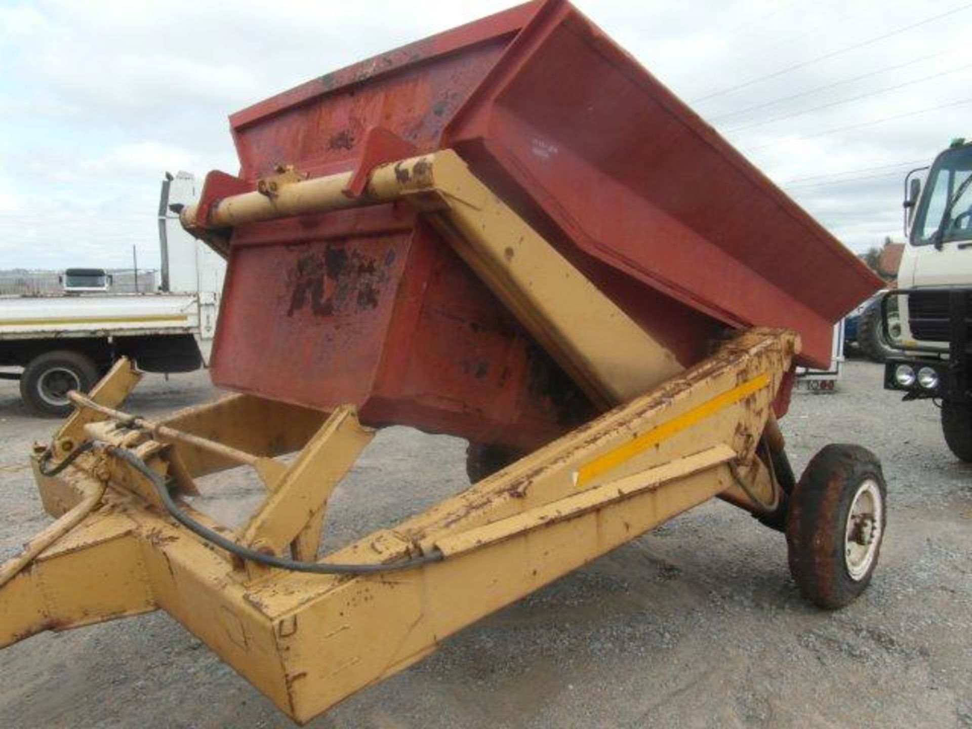 Massey Ferguson Tow Tractor With Macnay Lift Trailer With Load Bin & Water Tank (3811 hrs )(No - Image 6 of 9