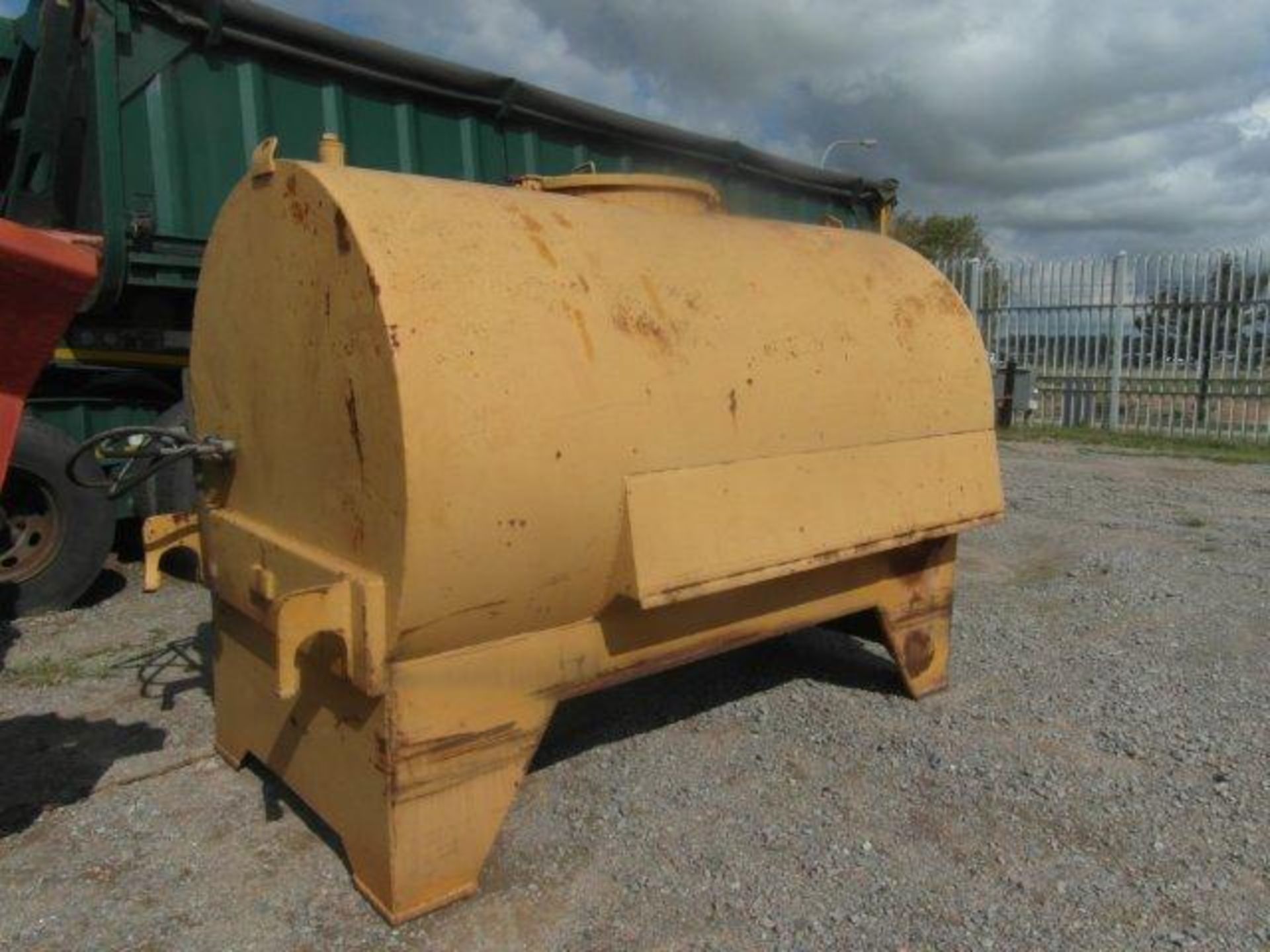 Massey Ferguson Tow Tractor With Macnay Lift Trailer With Load Bin & Water Tank (3811 hrs )(No - Image 8 of 9