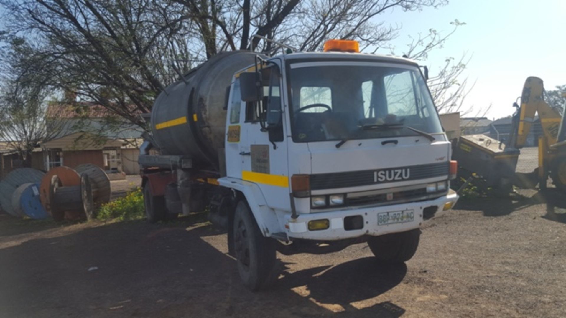 1990 ISUZU SINGLE AXLE TRUCK (CODE 3) KM:103863,4 (CODE 3) (LOCATED IN HOTAZEL, NC) - Image 2 of 8