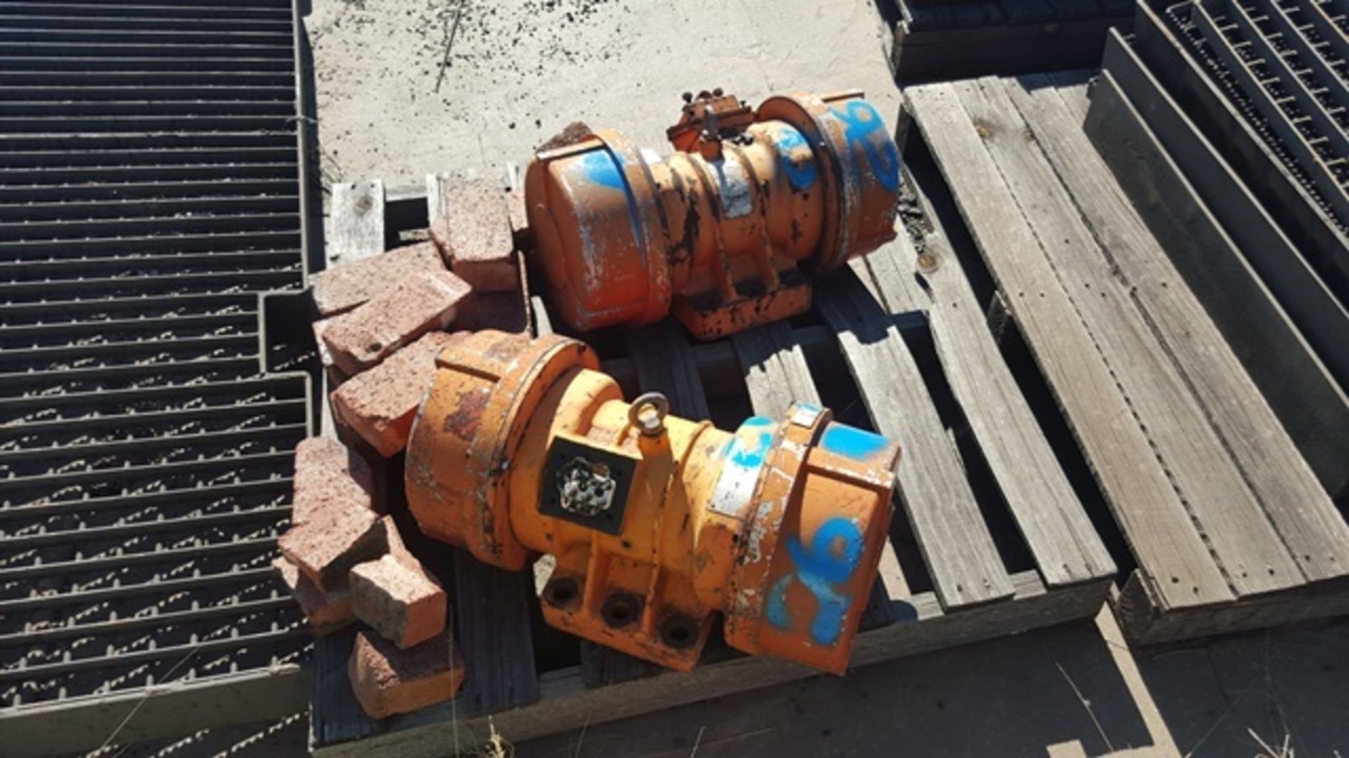 2 X 1.25KW VIBRATING MOTORS - TO BE SOLD AS ONE LOT (LOCATED IN HOTAZEL, NC)