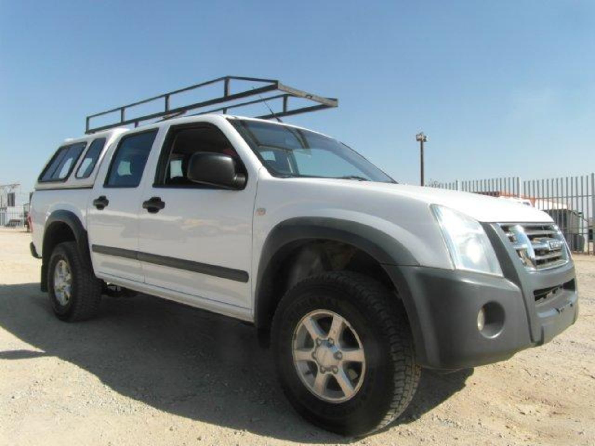 2010 FJD914MP Isuzu KB250250 D-Teq LE Double Cab With Canopy & Roof Rack (Vin No: - Image 2 of 4