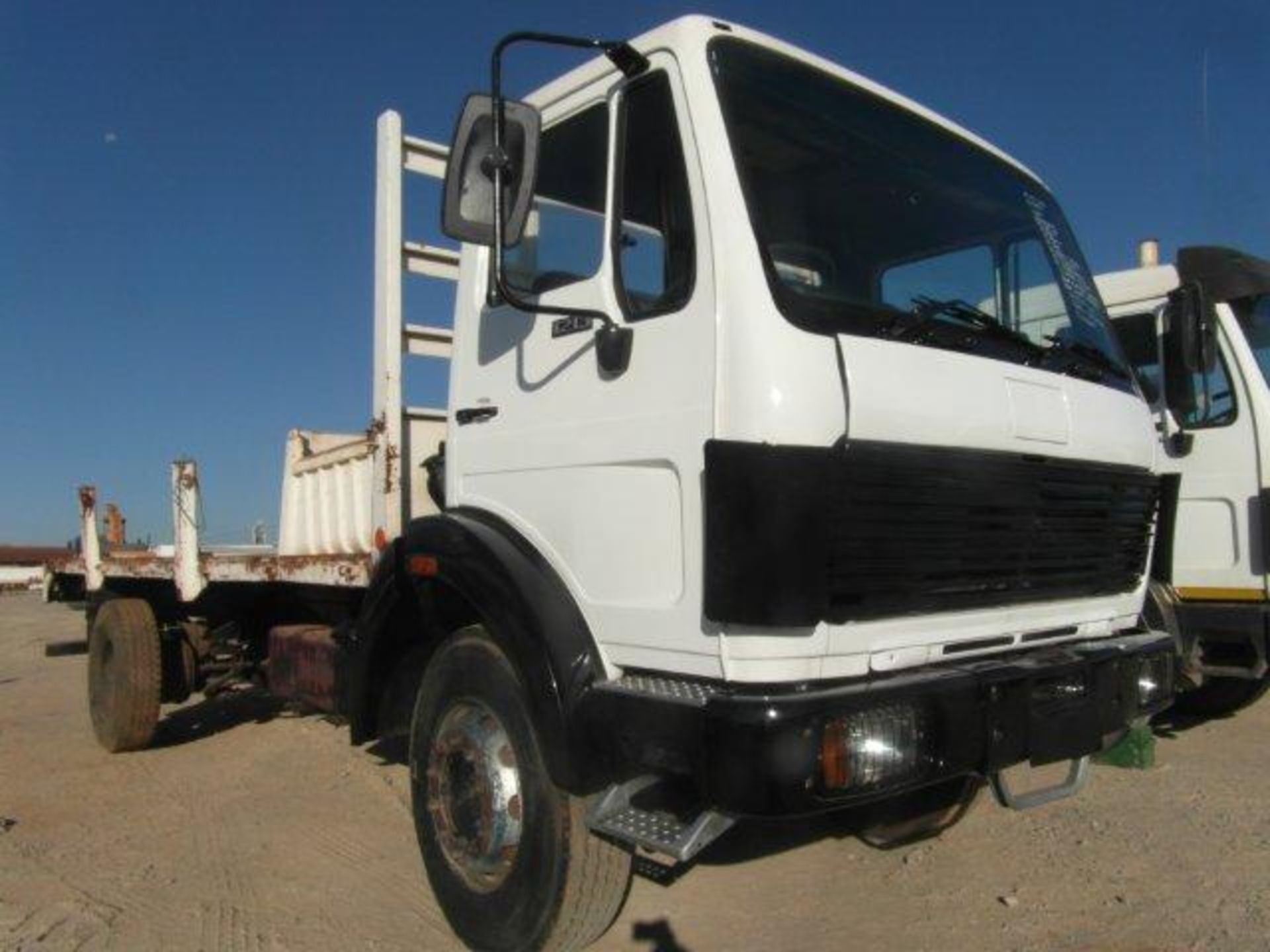 1989 LRH275GP Mercedes-Benz 1213 Flat Deck Truck (Vin No: ADB38100726012243 )(1874 kms )(Clutch - Image 2 of 4