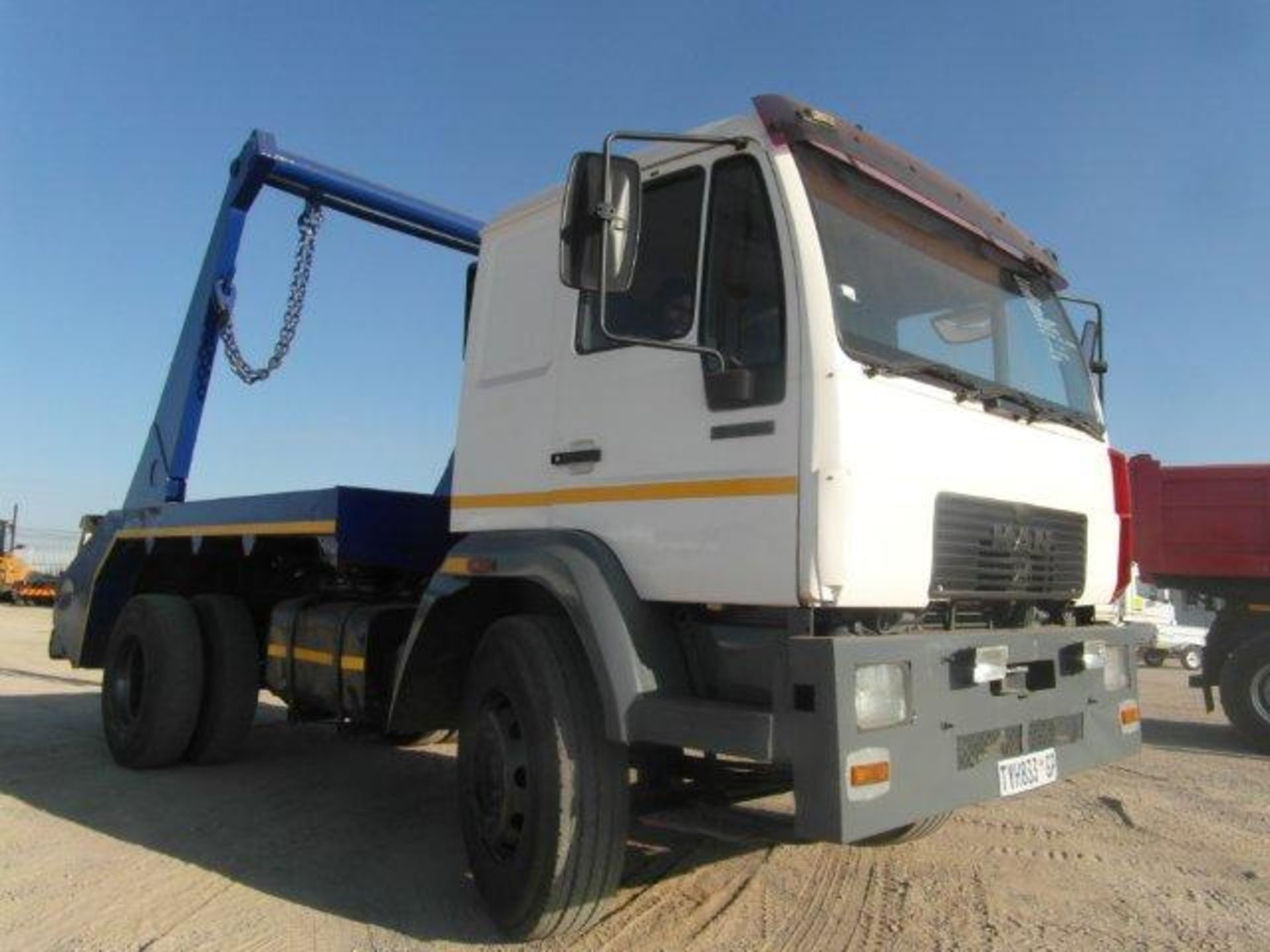 2000 TYH833GP MAN 16.264 Skip Loader (Vin No: AAML640287PX06177 )(378046 kms ) - Image 2 of 4