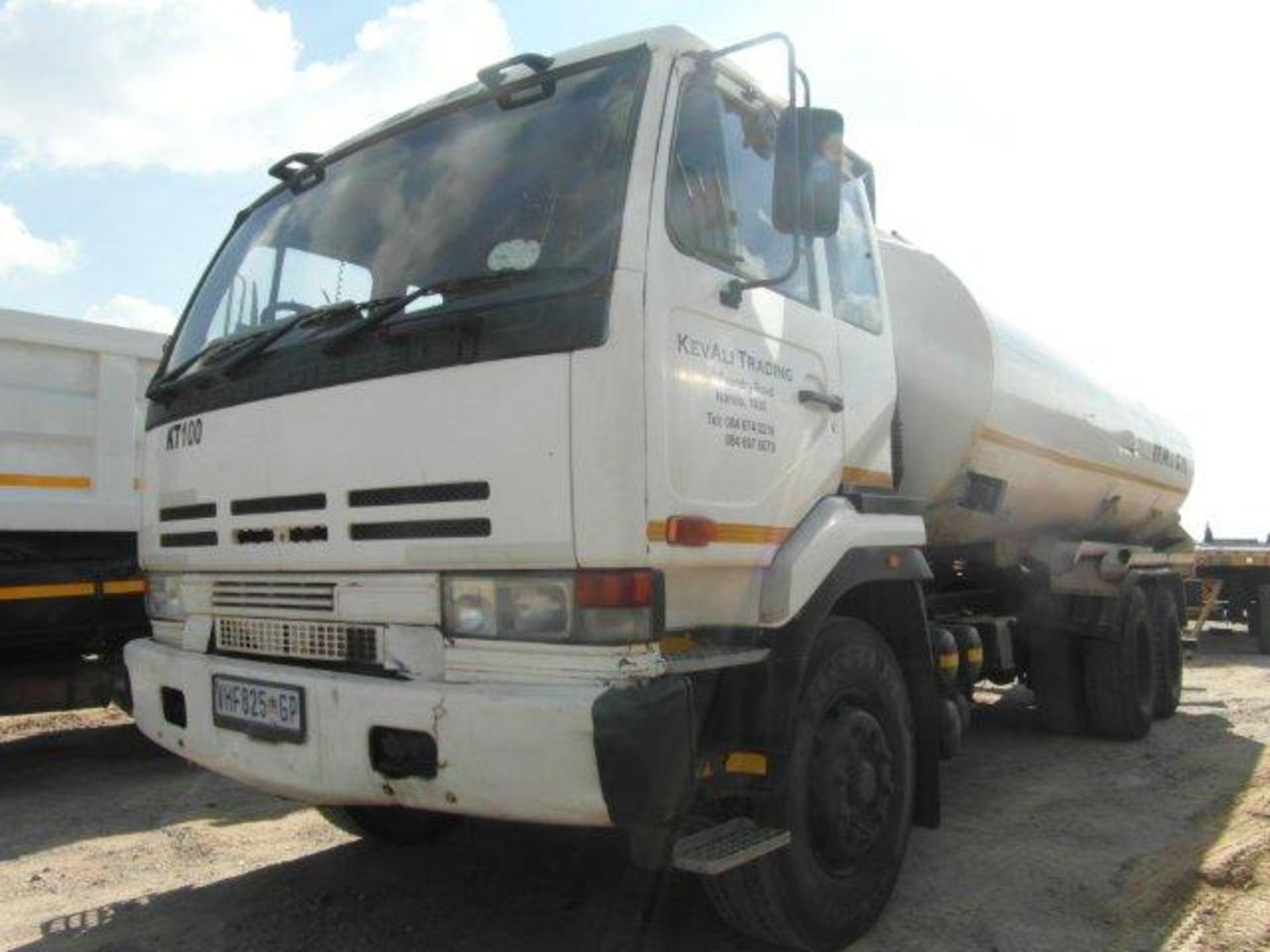 1997 VHF825GP Nissan CW350 18 000Lt Water Tanker (Vin No: ADNT0700000000450 )(748049 kms )