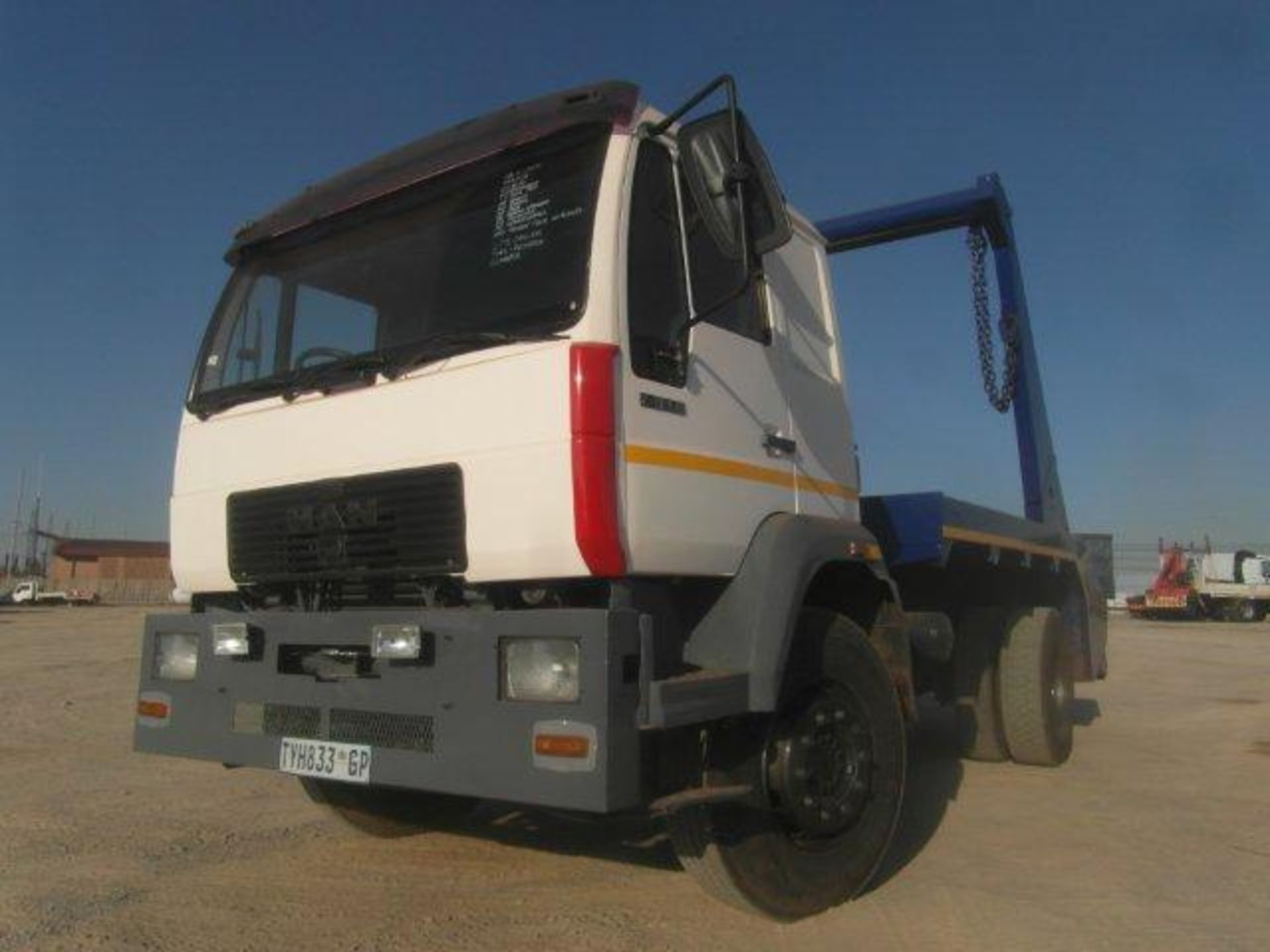 2000 TYH833GP MAN 16.264 Skip Loader (Vin No: AAML640287PX06177 )(378046 kms )