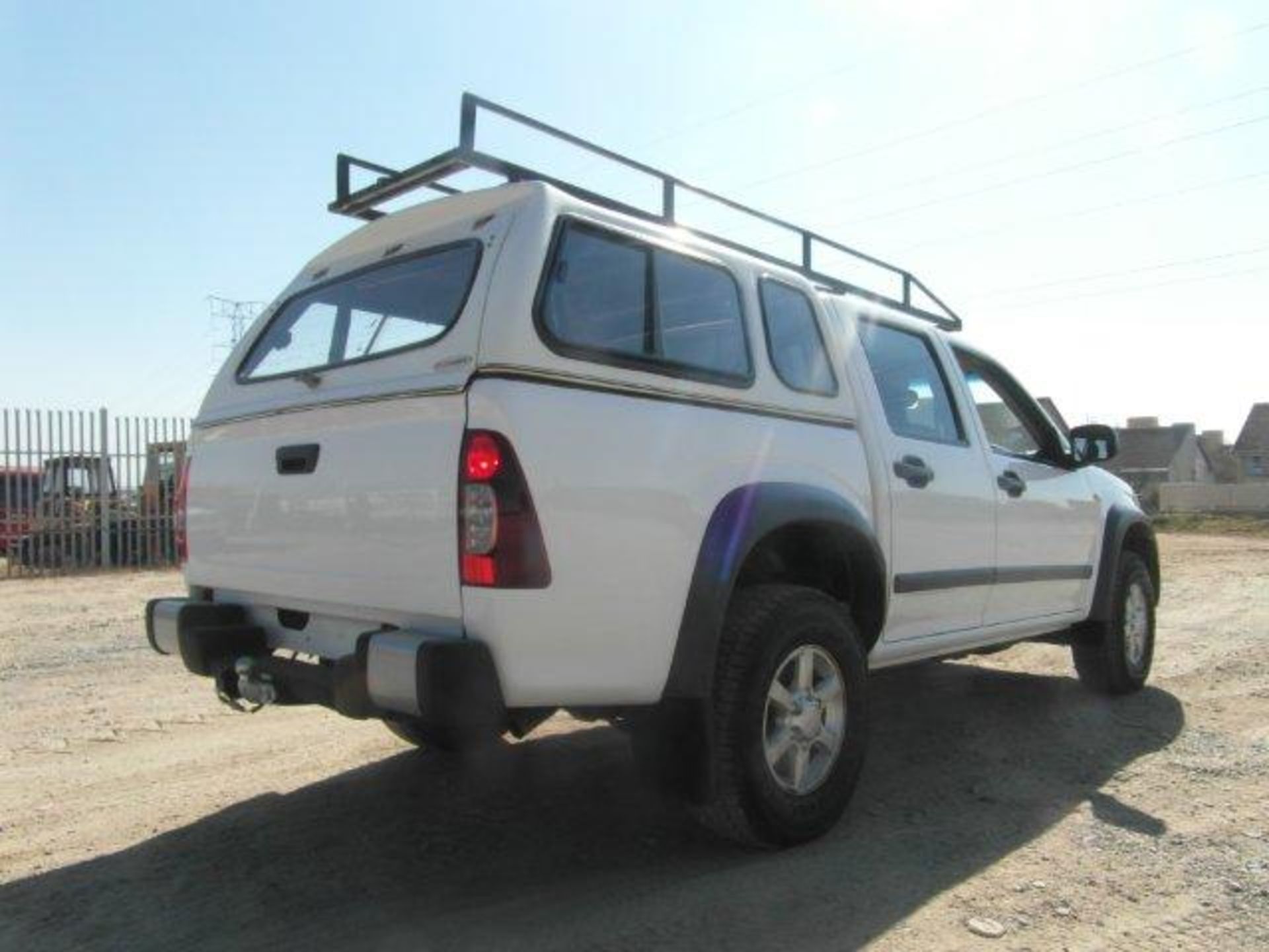 2010 FJD914MP Isuzu KB250250 D-Teq LE Double Cab With Canopy & Roof Rack (Vin No: - Image 3 of 4