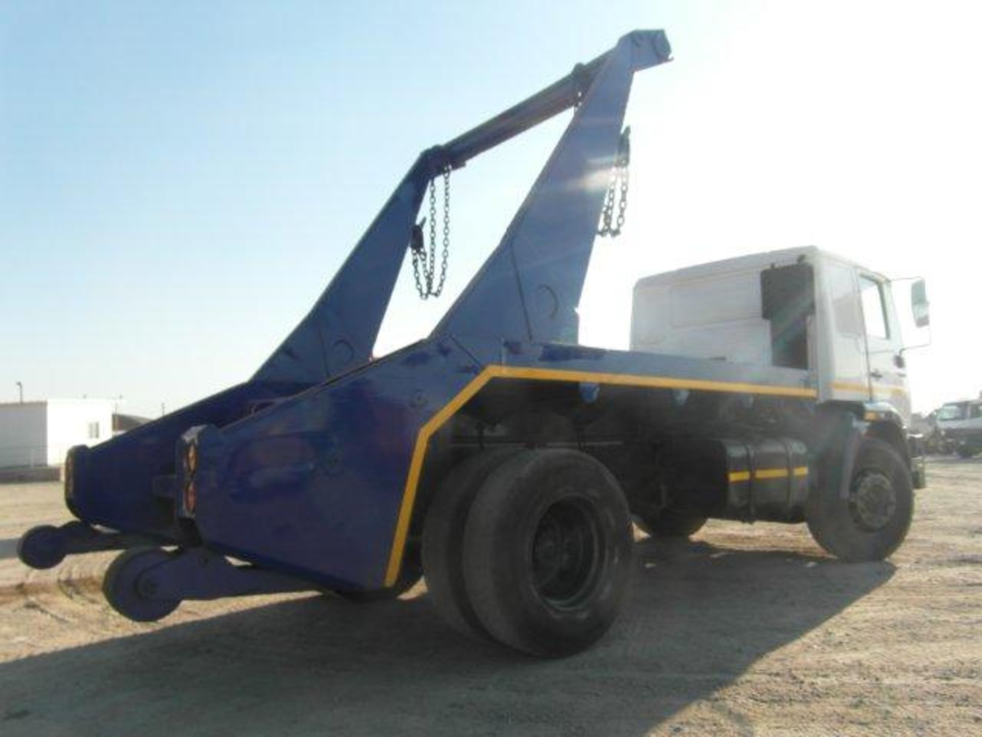 2000 TYH833GP MAN 16.264 Skip Loader (Vin No: AAML640287PX06177 )(378046 kms ) - Image 3 of 4