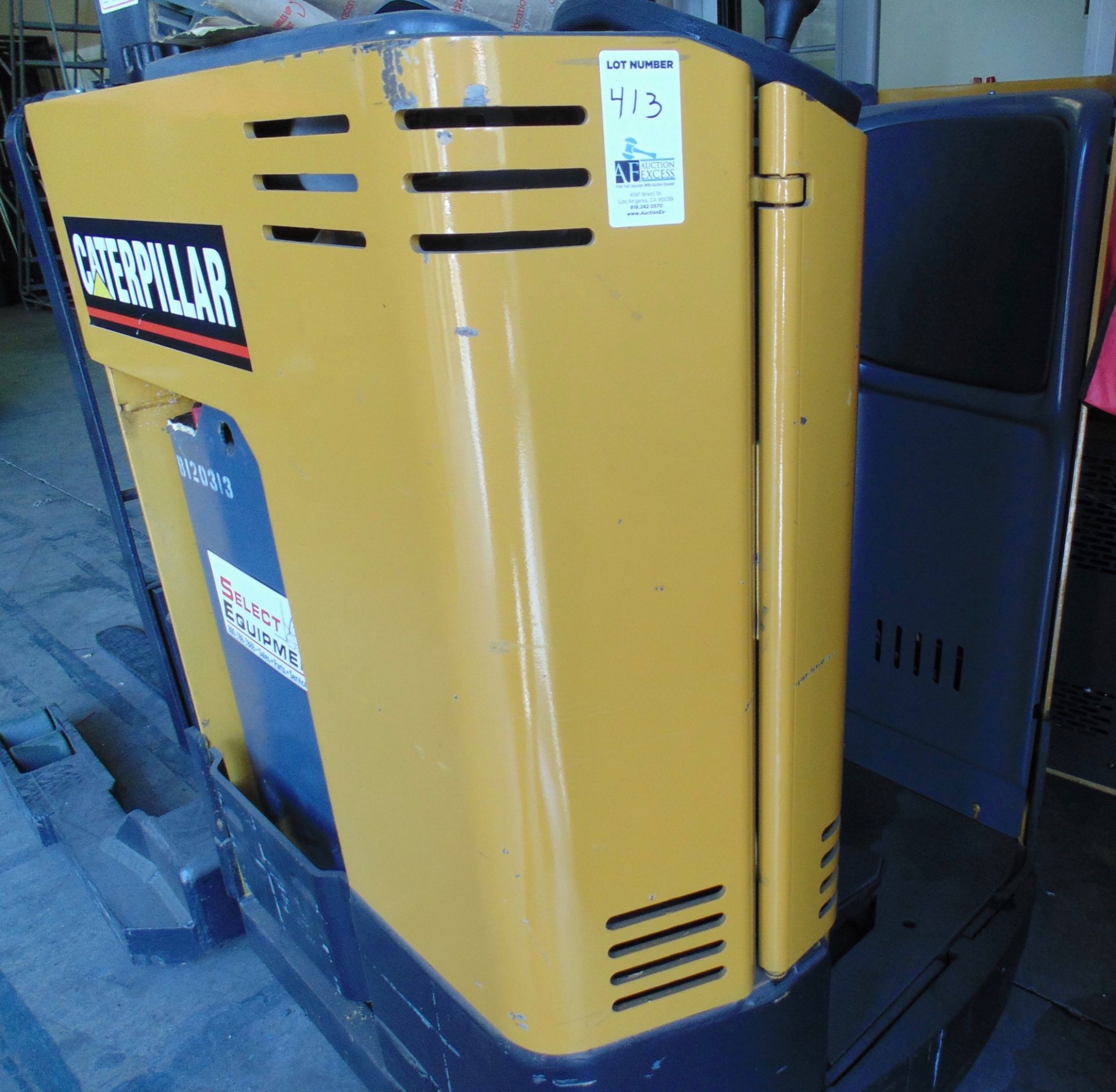 CATERPILLAR FORKLIFT AND CHARGER - Image 4 of 6