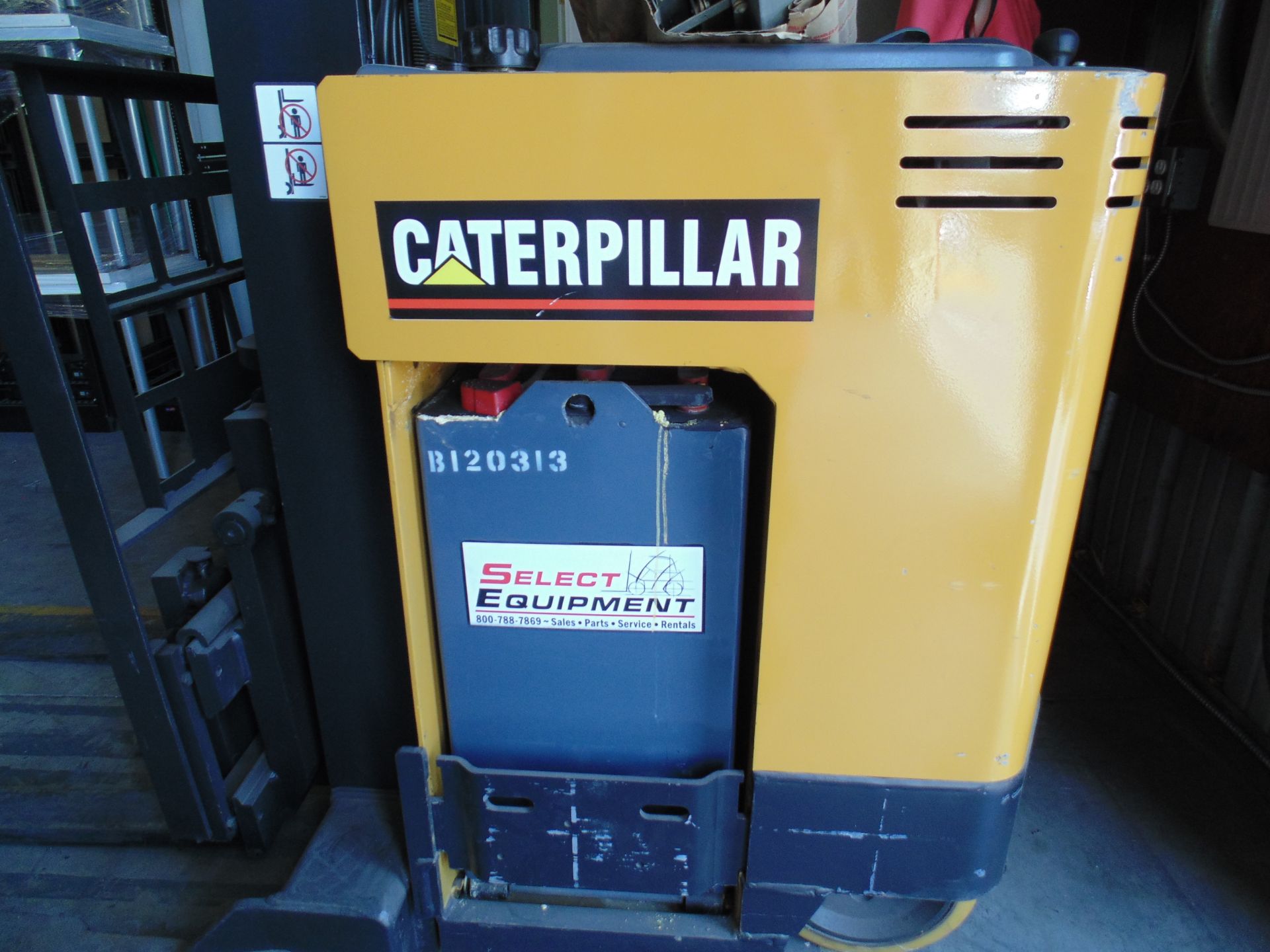 CATERPILLAR FORKLIFT AND CHARGER - Image 5 of 6