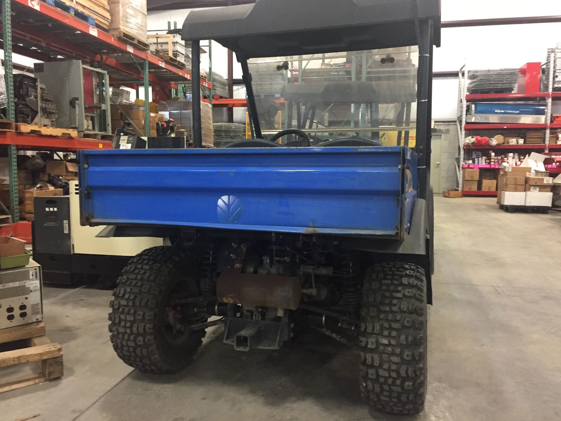 NEW HOLLAND ATV, 2012. ALLUMINUM RIMS, MOD 726800016, 230.5 HRS SHOWING, DUMP BED, 4x4, GAS - Image 3 of 7