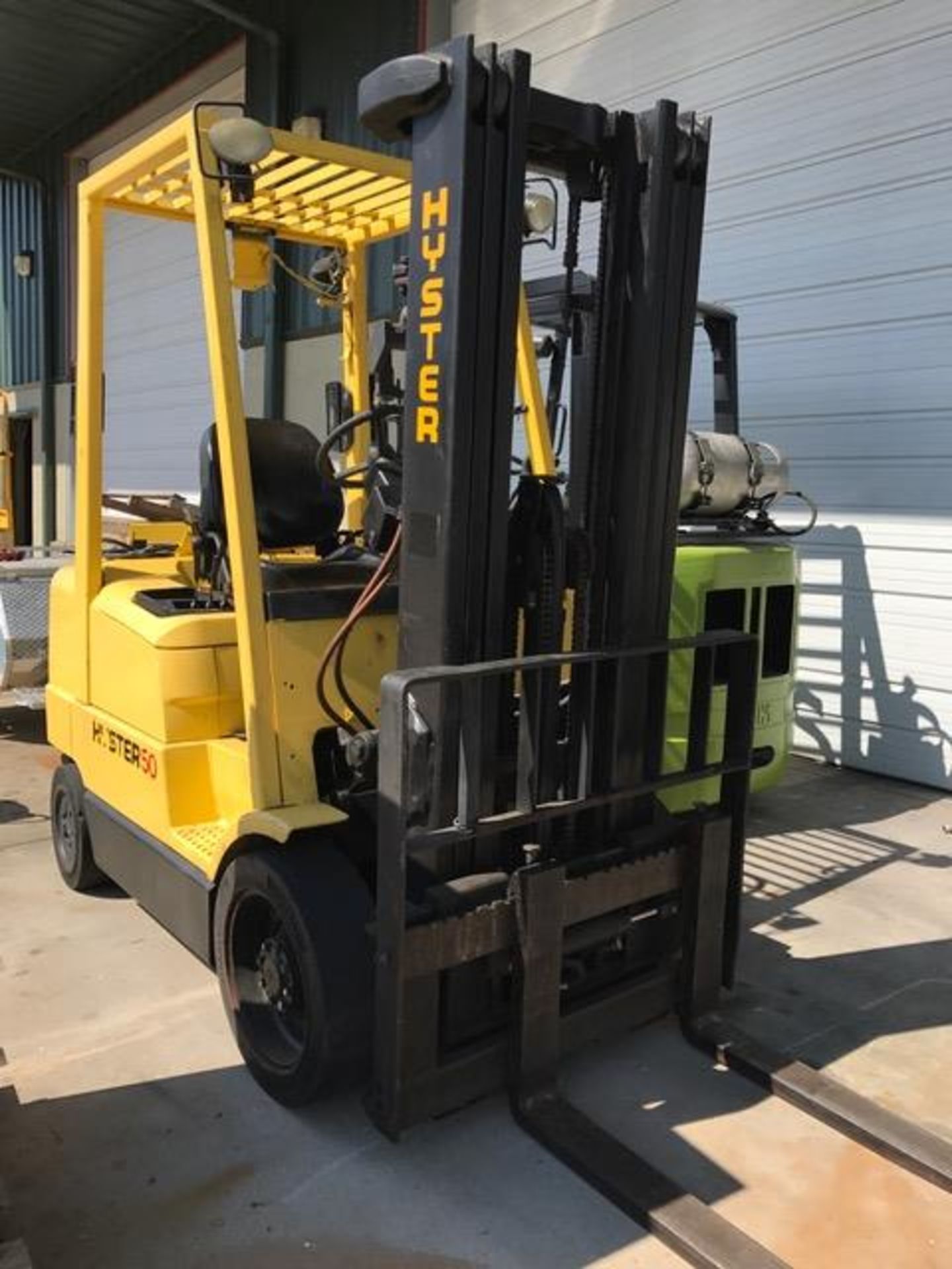 HYSTER LP GAS FORKLIFT MOD. S50XM, 2,900 LB LIFT CAP. 240" MAX HEIGHT - Image 2 of 7