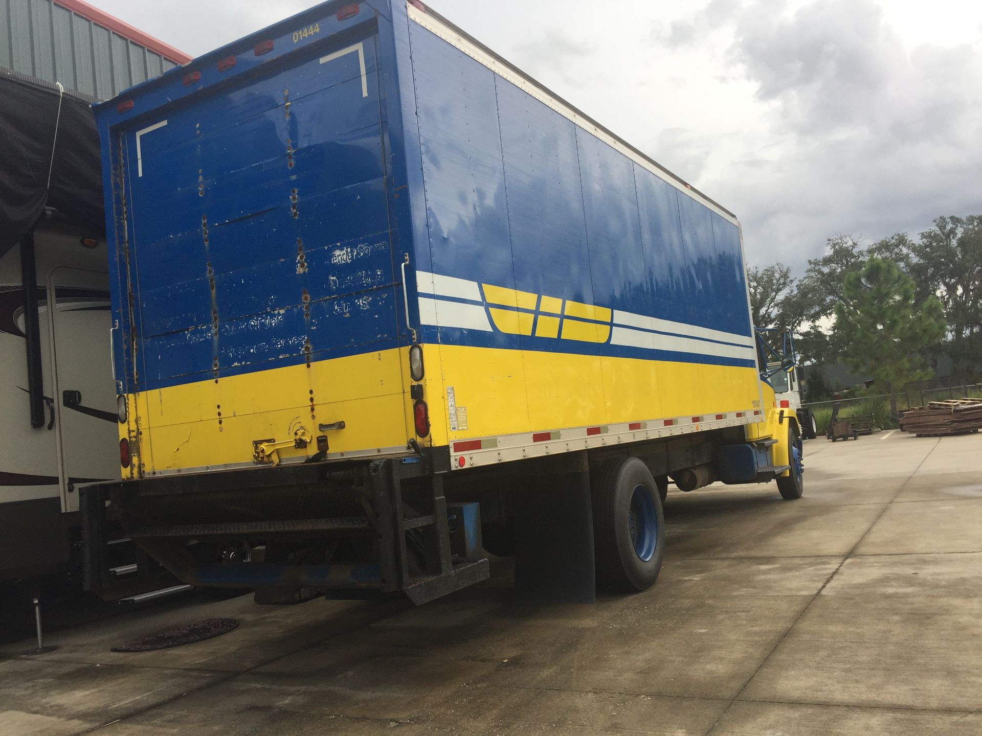 24' FREIGHTLINER F70 BOX TRUCK W/ LIFT GATE, 2001 - Image 2 of 5