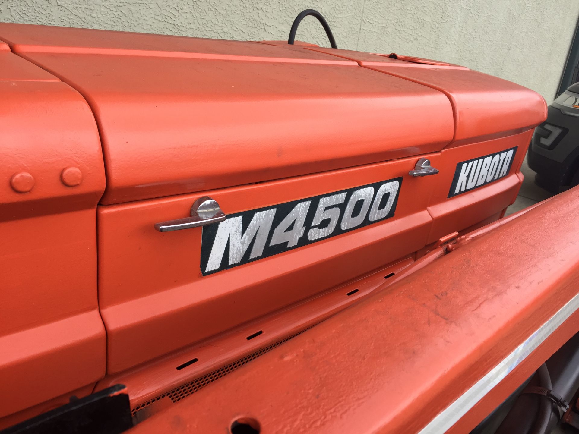 KUBOTA M4500 TRACTOR W/ 2400 QT FRONT END LOADER - Image 4 of 8