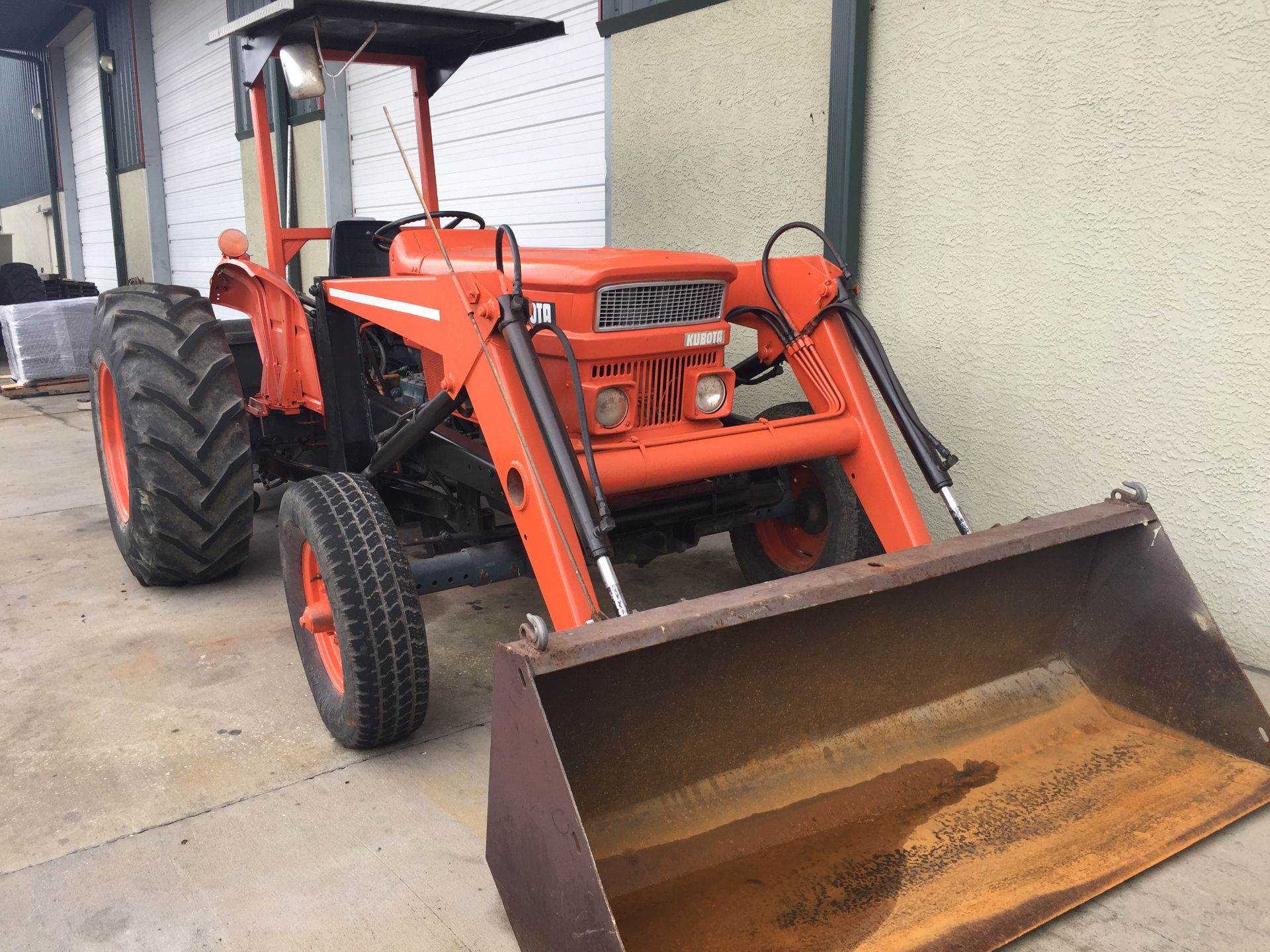 KUBOTA M4500 TRACTOR W/ 2400 QT FRONT END LOADER - Image 2 of 8