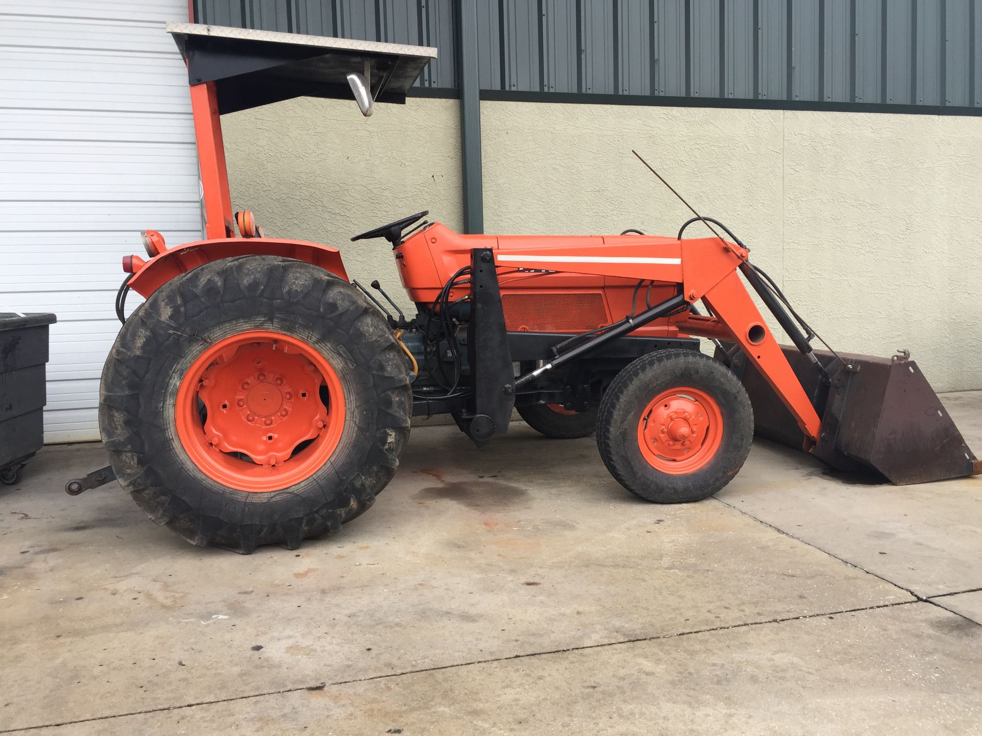 KUBOTA M4500 TRACTOR W/ 2400 QT FRONT END LOADER