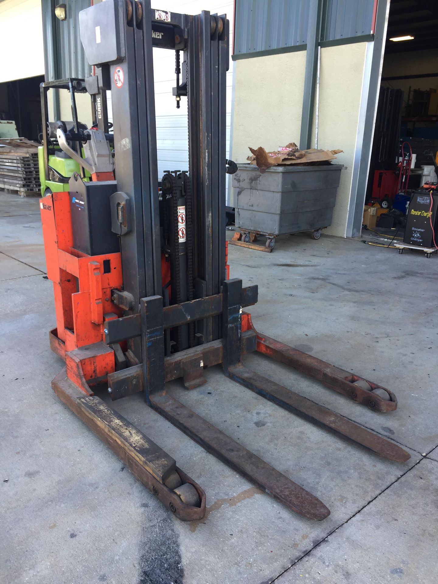 BAKER BWS40 WALK BEHIND FORKLIFT, 4,000 LB LIFT CAP. 156" MAX HEIGHT, TRIPLE STAGE MAST