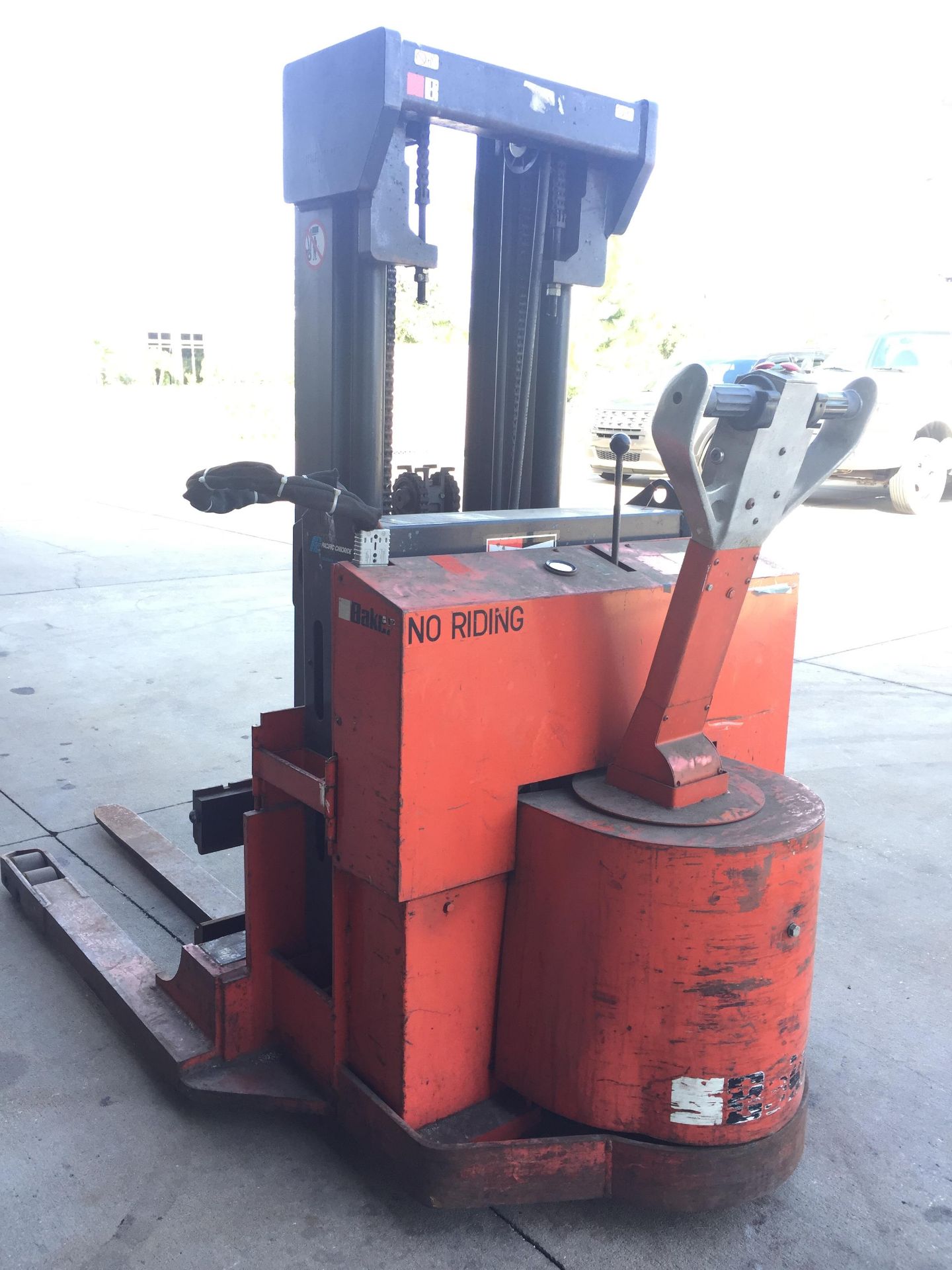 BAKER BWS40 WALK BEHIND FORKLIFT, 4,000 LB LIFT CAP. 156" MAX HEIGHT, TRIPLE STAGE MAST - Image 2 of 5